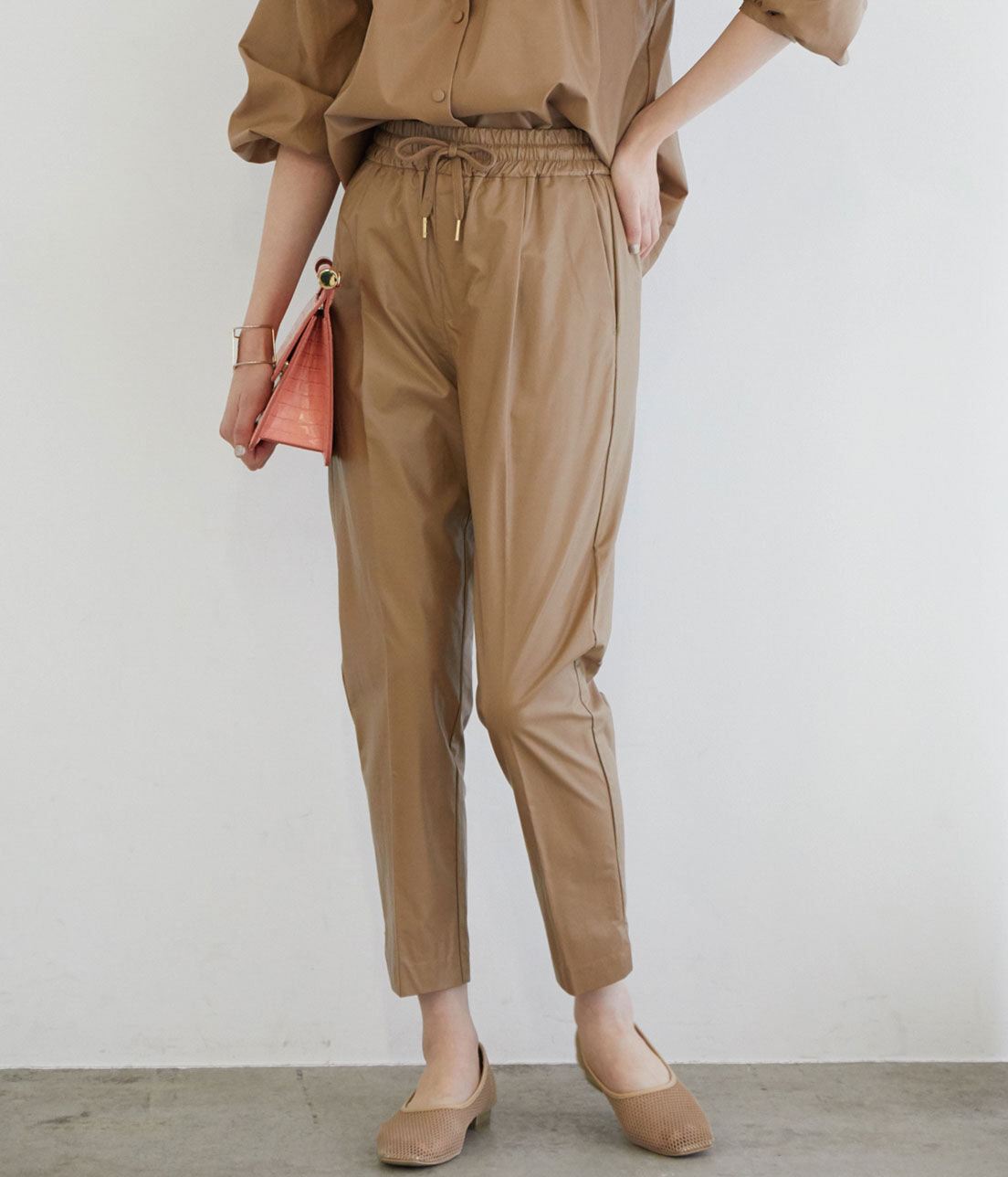 VIS「【ヴィーガンエコレザー】ウエストイージーテーパードパンツ」|その他|キャメル(25)