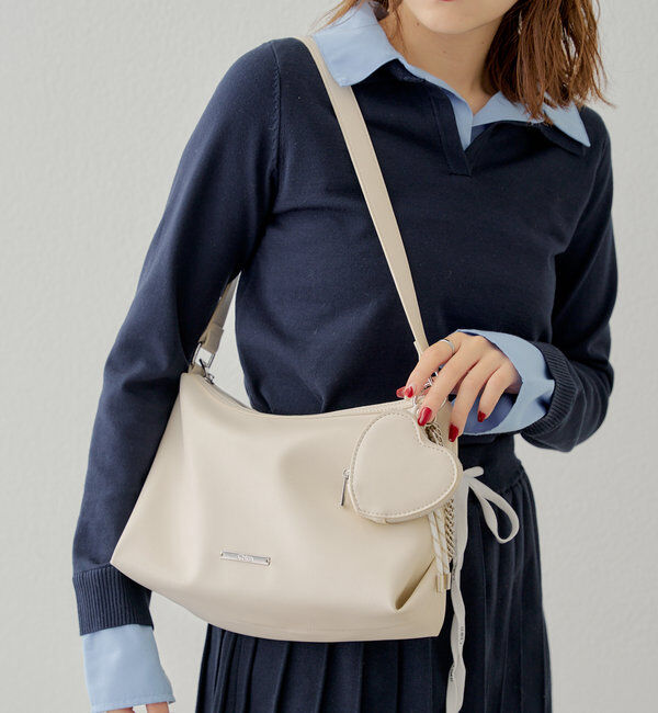  「【500mlペットボトル収納可】チャーム付きミディアムバッグ」|ショルダー・メッセンジャー|