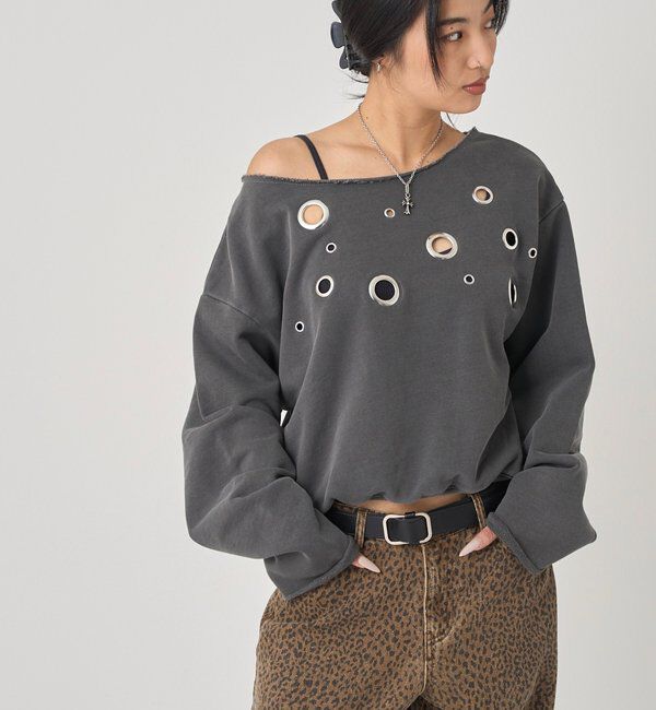  「FRONT EYELET OFF-SHOULDER SWEATSHIRT」|Tシャツ・カットソー|
