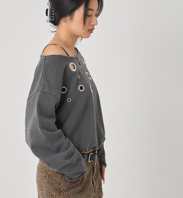  「FRONT EYELET OFF-SHOULDER SWEATSHIRT」|Tシャツ・カットソー|