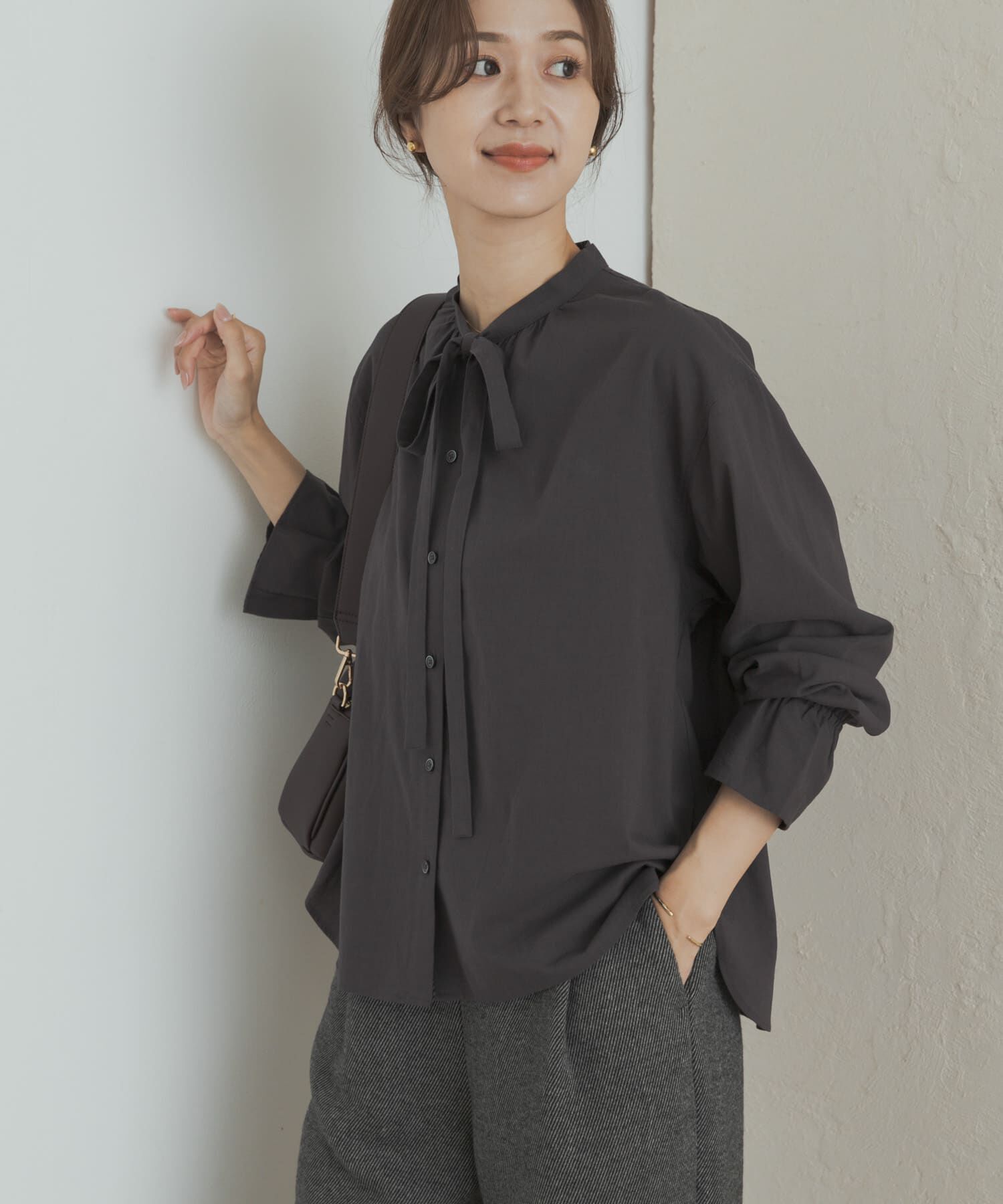 URBAN RESEARCH DOORS「コットンレーヨンリボンブラウス」|シャツ・ブラウス|チャコールグレー