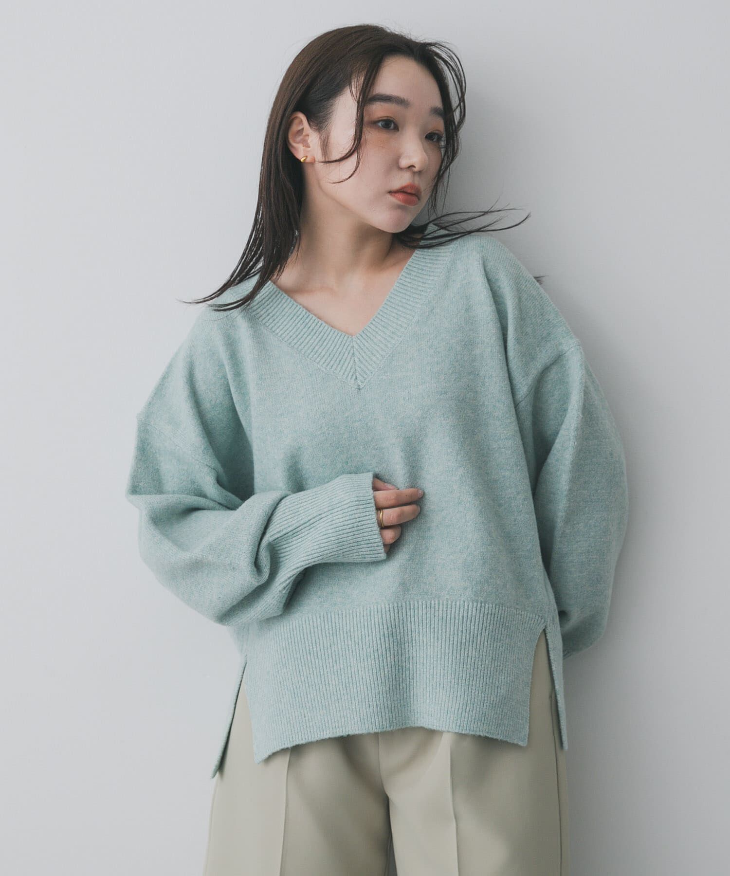 SENSE OF PLACE by URBAN RESEARCH「『洗濯可』サイドスリットVネックニット」|ニット・セーター|