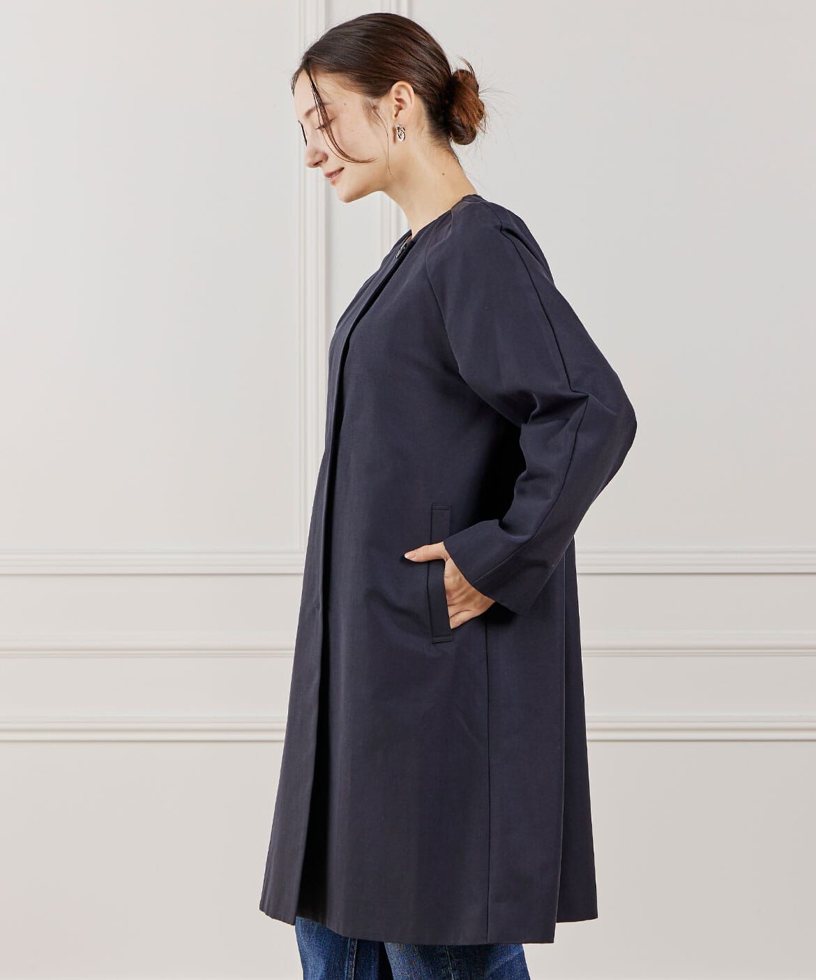 INED「《大きいサイズ》ノーカラーコート」|ステンカラーコート|