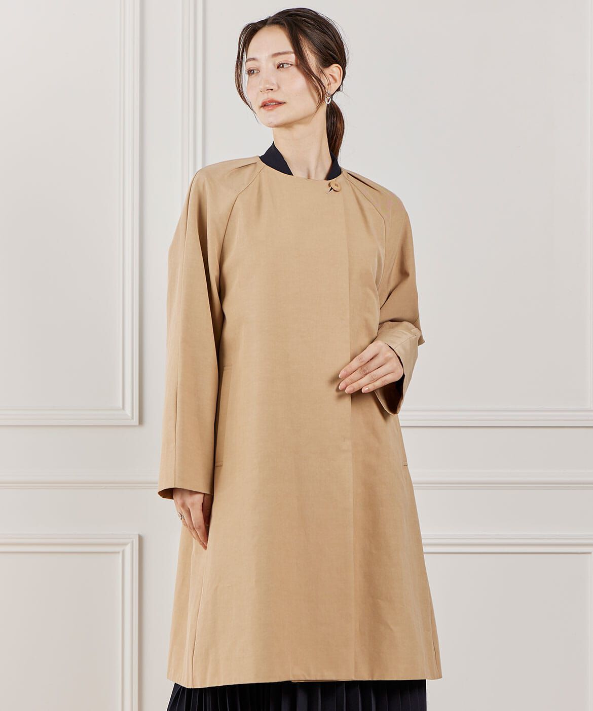 INED「《大きいサイズ》ノーカラーコート」|ステンカラーコート|
