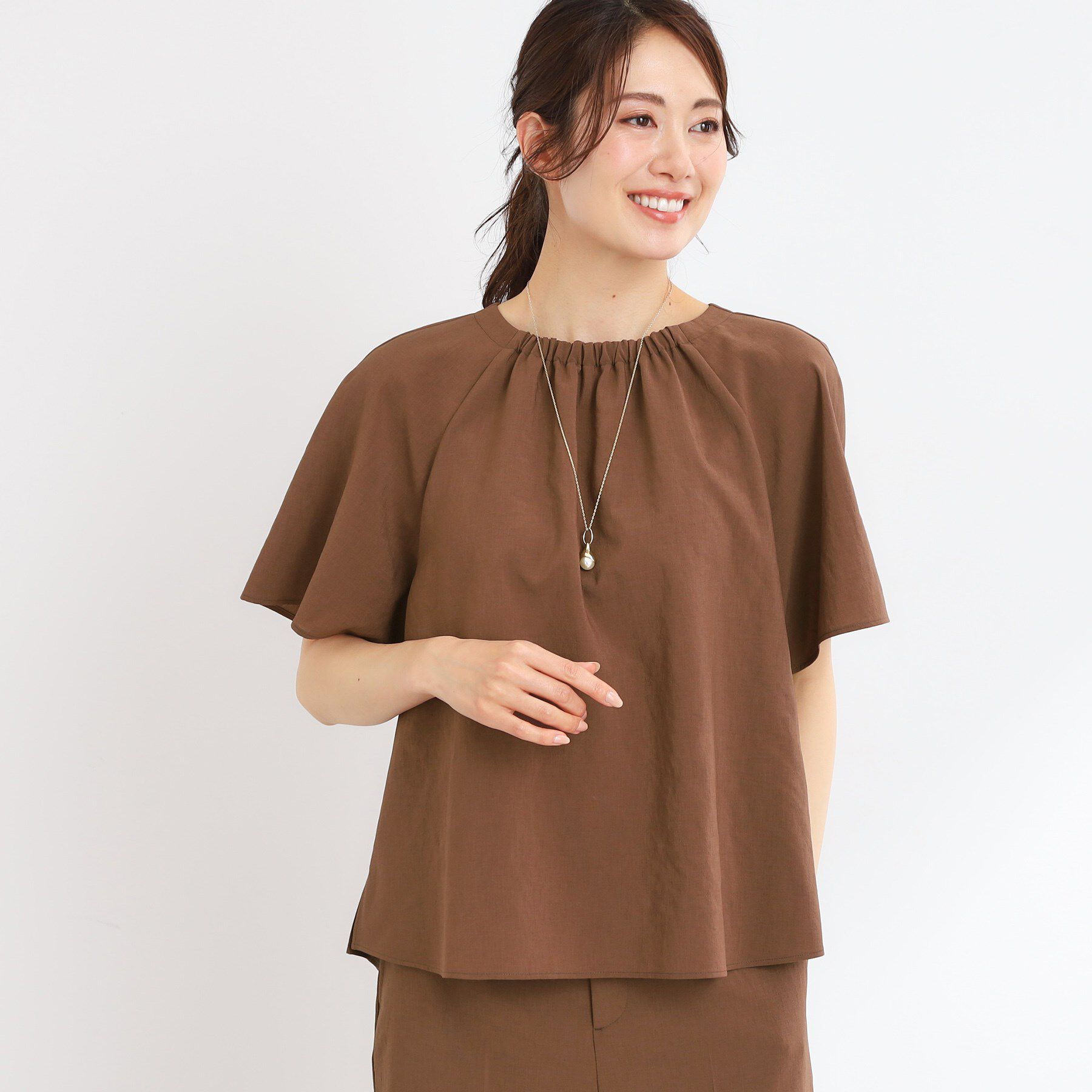 Reflect「【マシンウォッシュ可／セットアップ可／通勤におすすめ】ネックギャザータックブラウス」|シャツ・ブラウス|