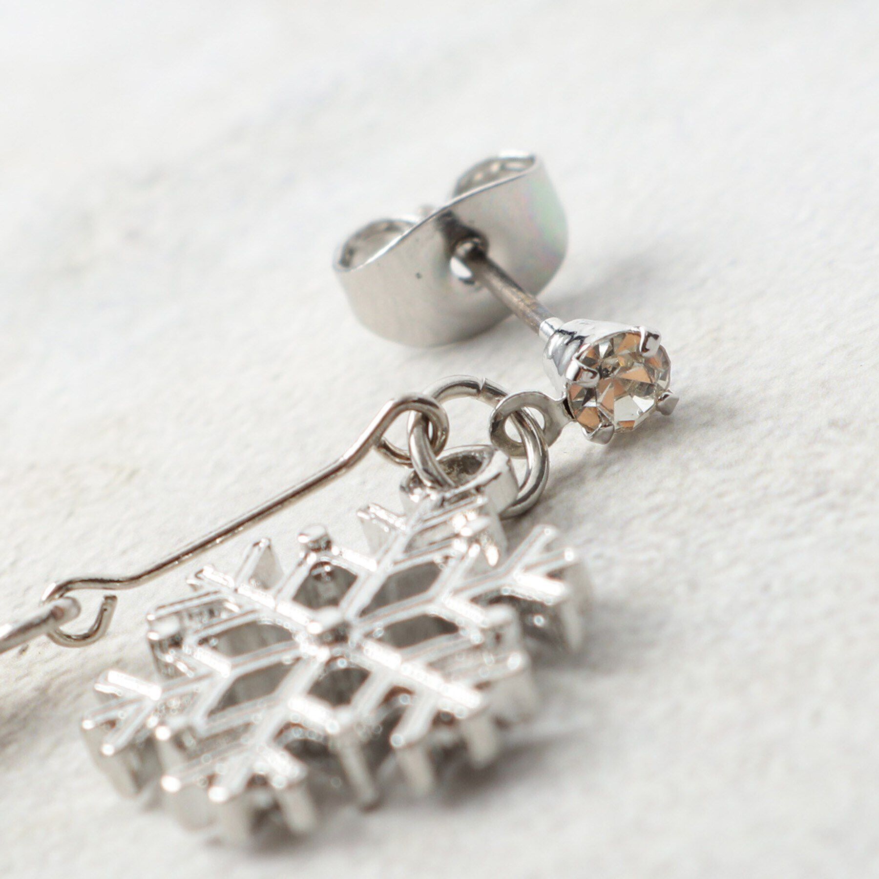 grove「雪の結晶モチーフフロッキーピアス」|ピアス|