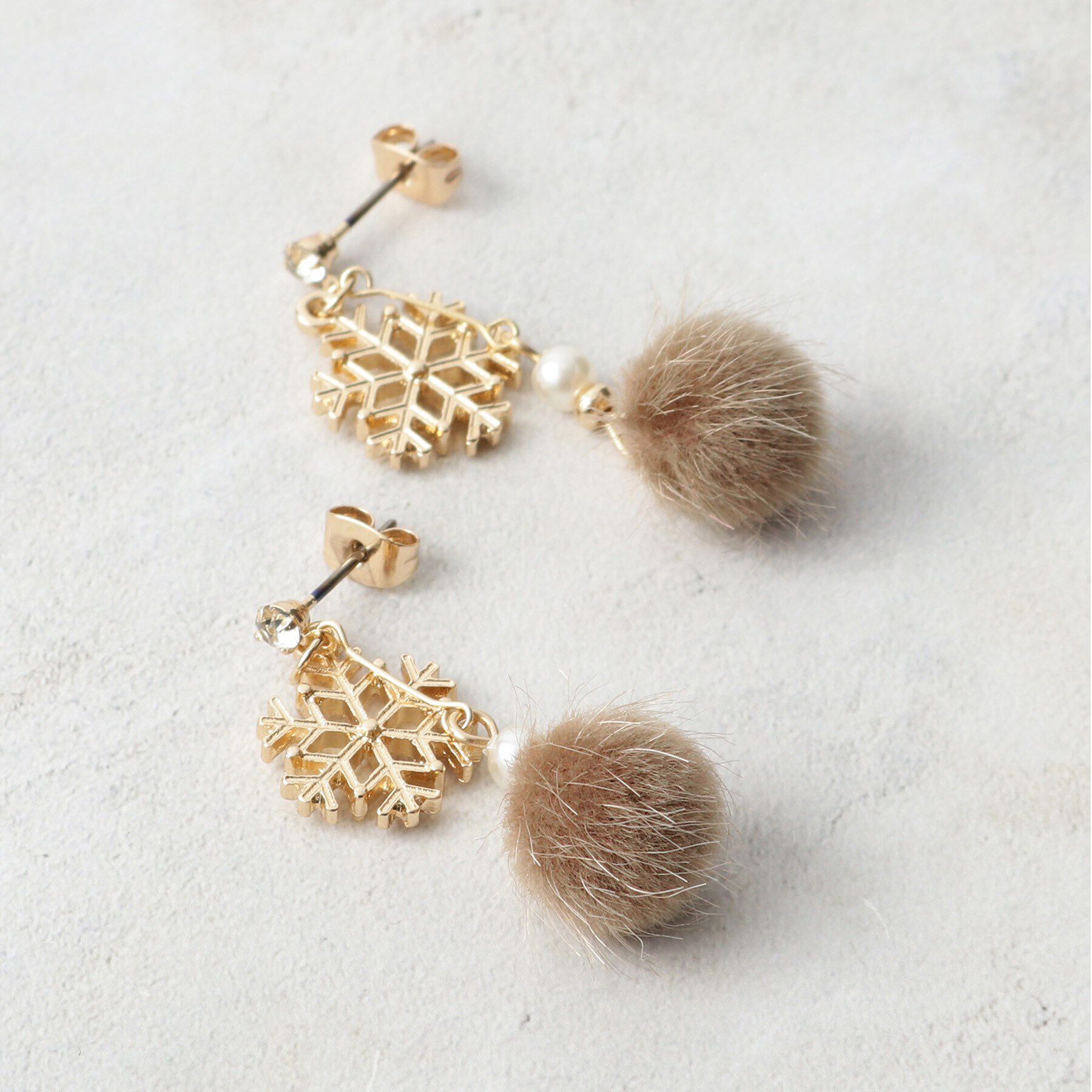 grove「雪の結晶モチーフフロッキーピアス」|ピアス|ライトベージュ(05