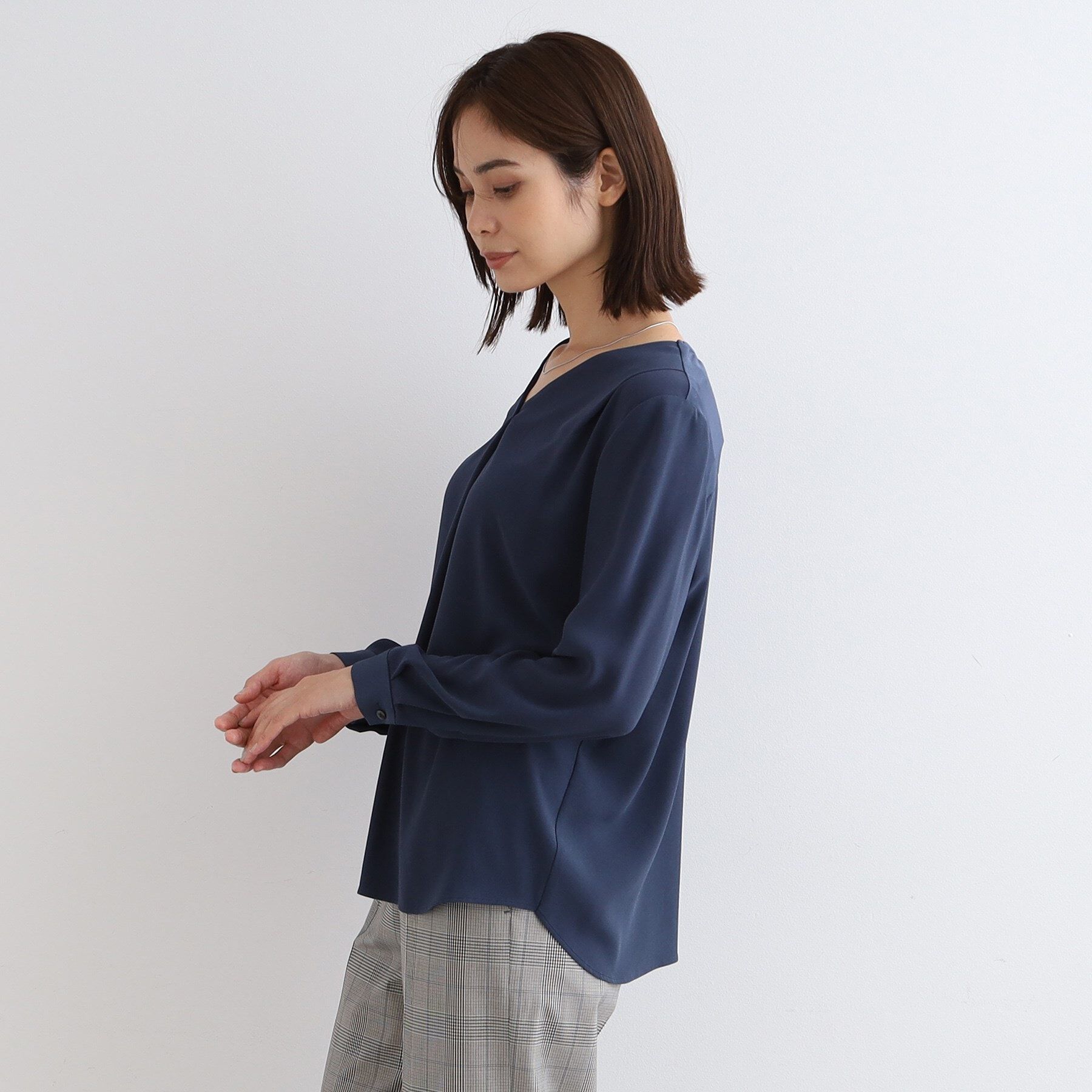 INDIVI「【通勤に最適／Vネック】タックデザインブラウス」|シャツ・ブラウス|