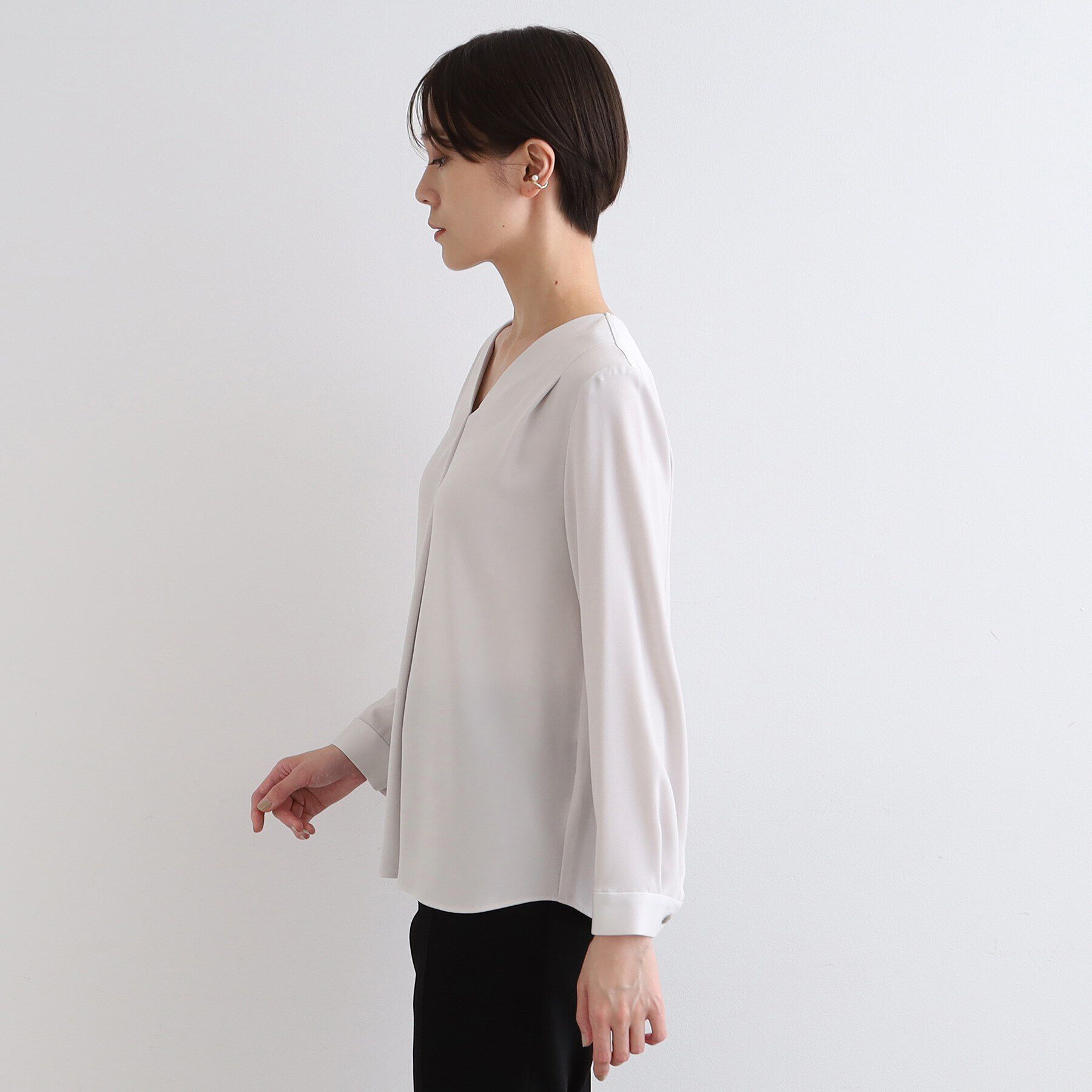INDIVI「【通勤に最適／Vネック】タックデザインブラウス」|シャツ・ブラウス|