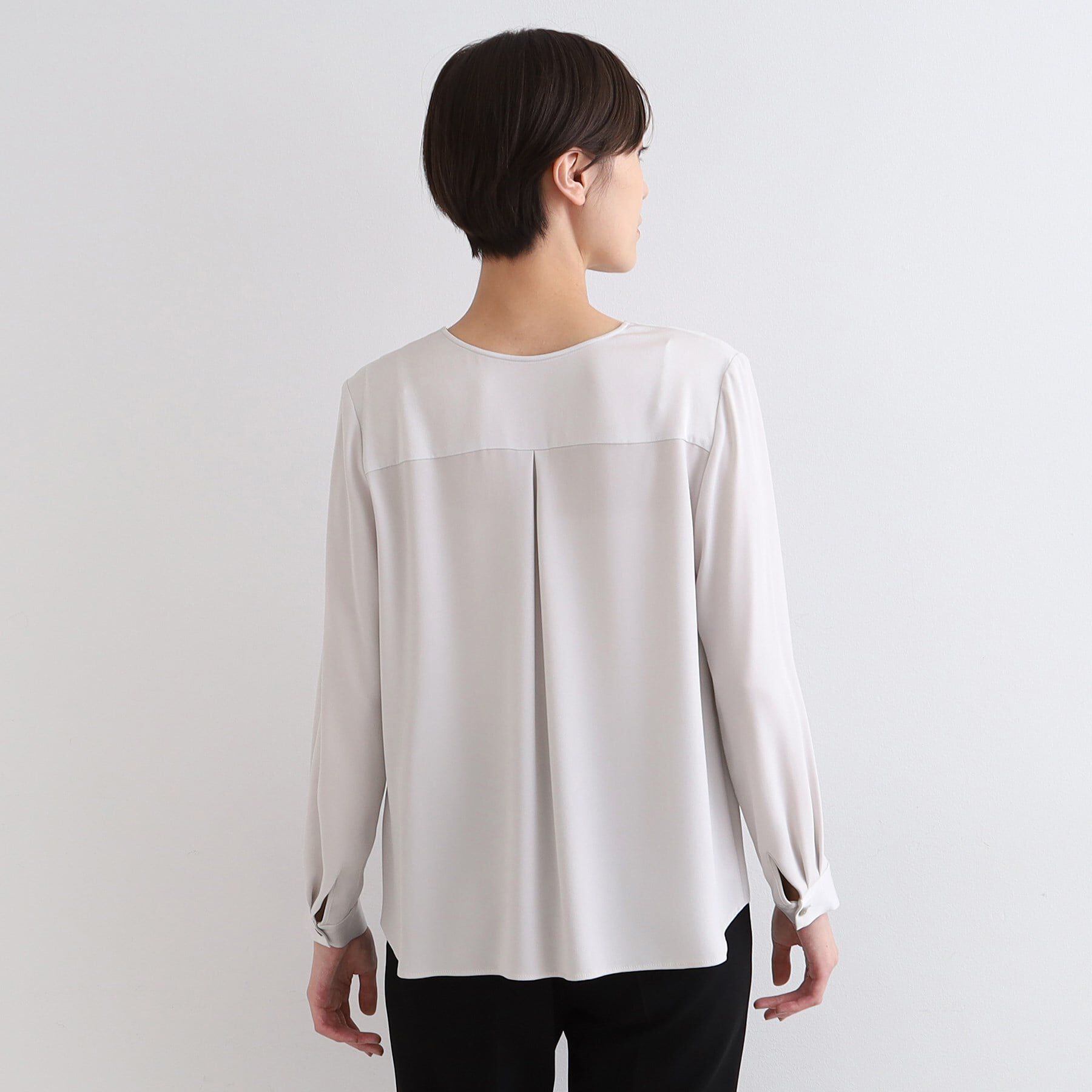 INDIVI「【通勤に最適／Vネック】タックデザインブラウス」|シャツ・ブラウス|