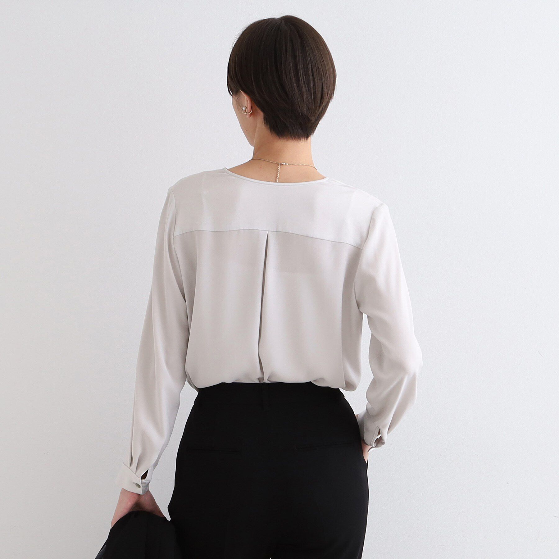 INDIVI「【通勤に最適／Vネック】タックデザインブラウス」|シャツ・ブラウス|