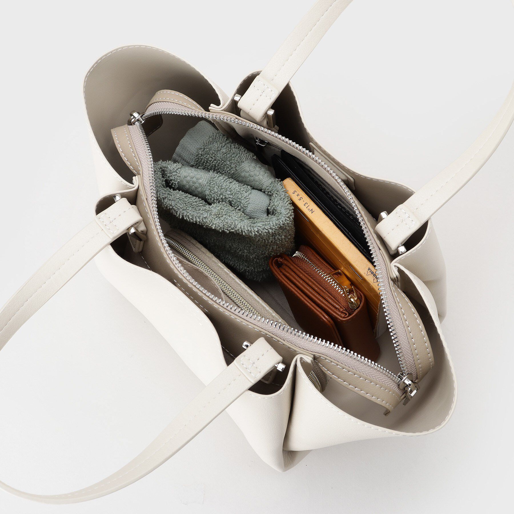 INDIVI「【ミドルサイズ／合皮】キャリアタックバッグ」|ハンドバッグ|