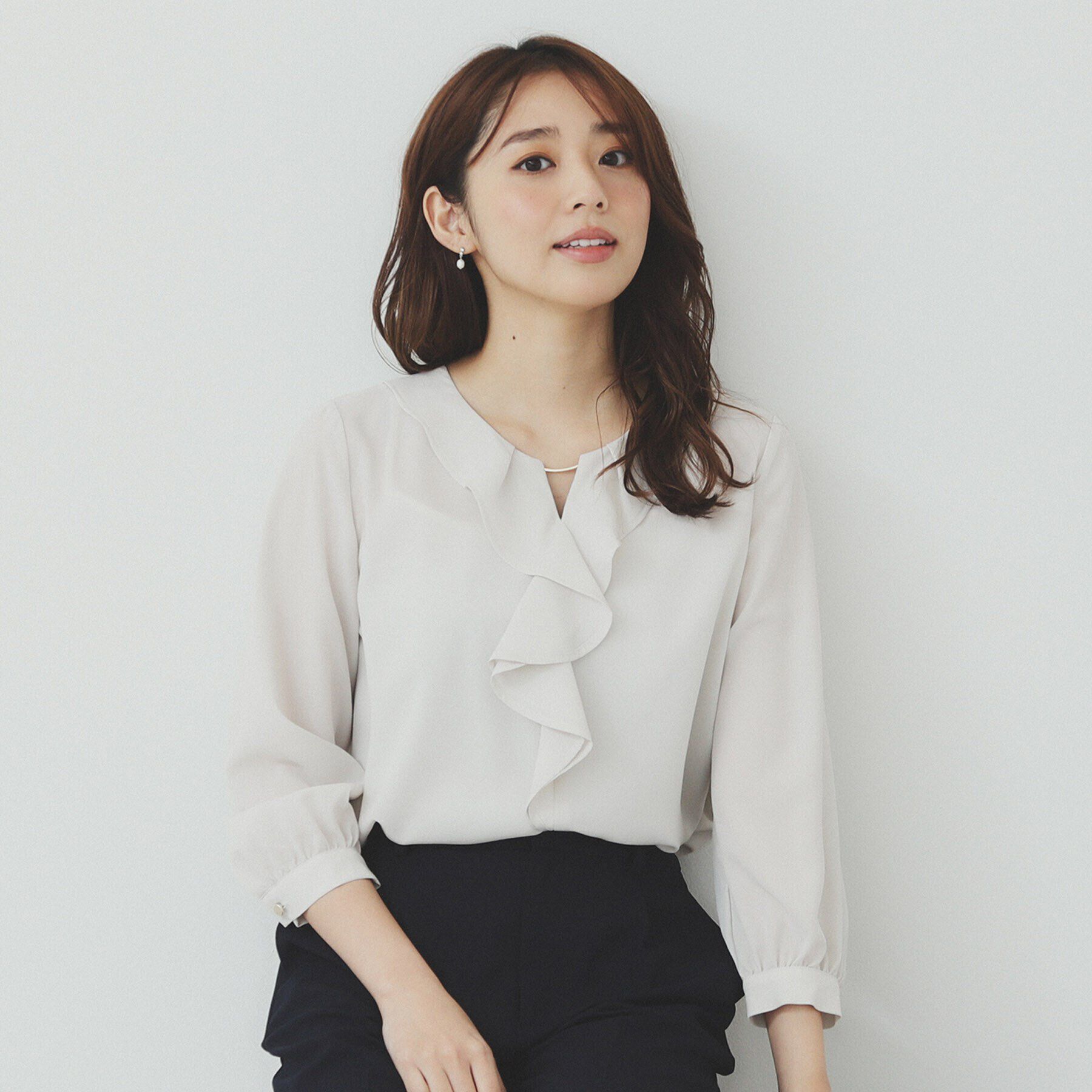 index「フリルバーデザインブラウス【洗濯機洗い可/イージーアイロン/防シワ】」|シャツ・ブラウス|グレージュ(050)