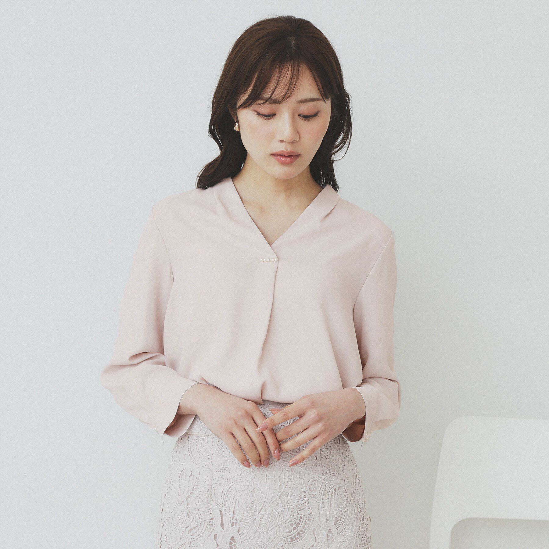 index「Vネックパール調ブラウス【洗濯機洗い可/イージーアイロン】」|シャツ・ブラウス|