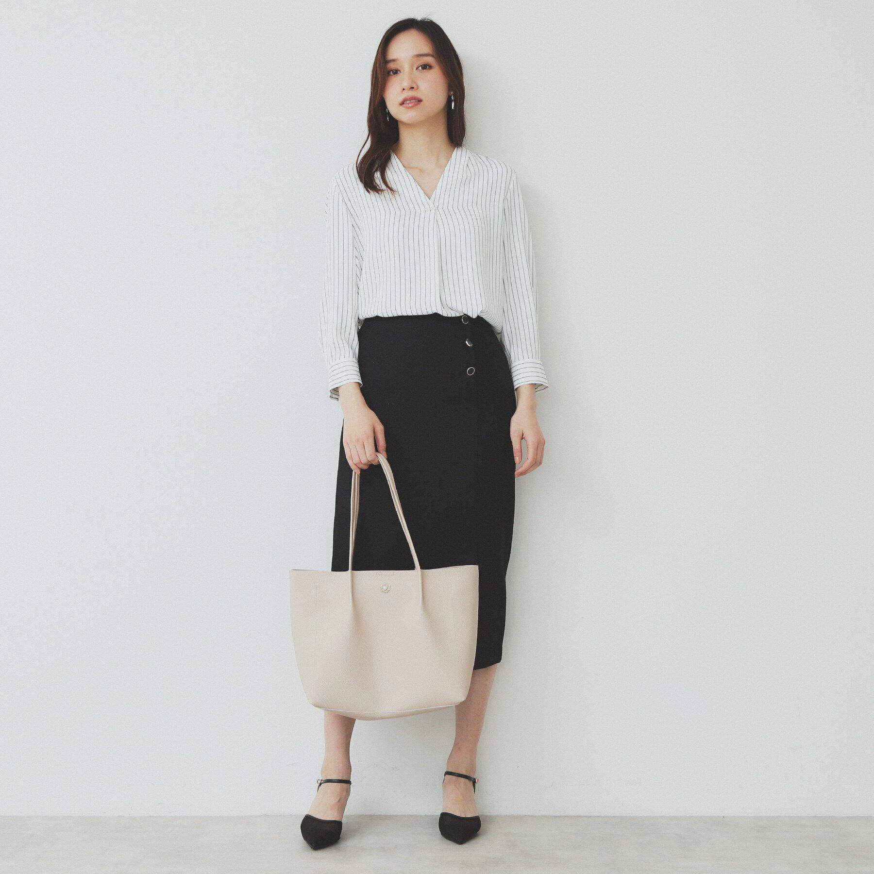 index「Vネックパール調ブラウス【洗濯機洗い可/イージーアイロン】」|シャツ・ブラウス|