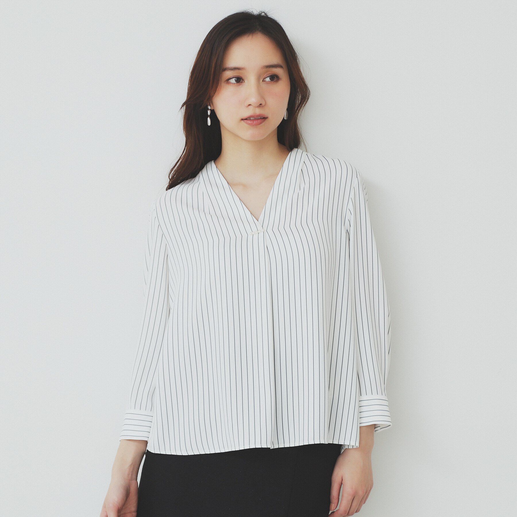 index「Vネックパール調ブラウス【洗濯機洗い可/イージーアイロン】」|シャツ・ブラウス|