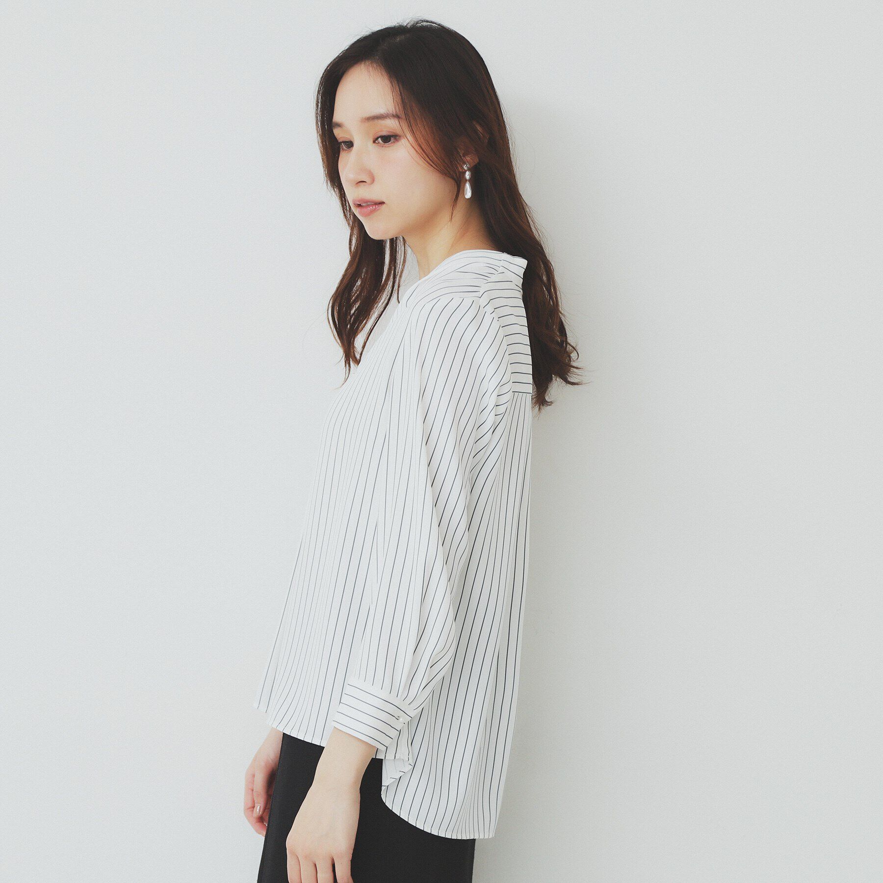 index「Vネックパール調ブラウス【洗濯機洗い可/イージーアイロン】」|シャツ・ブラウス|