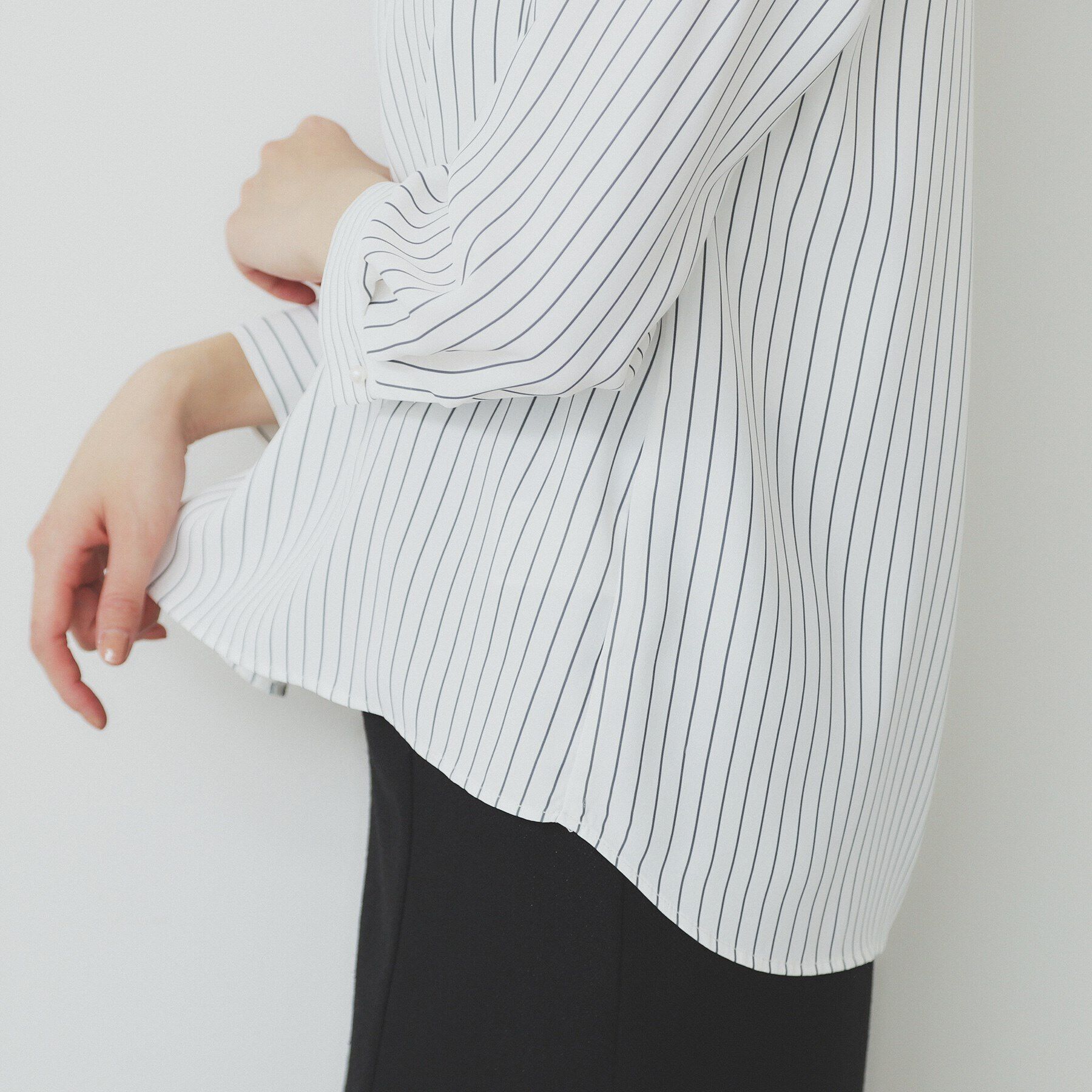 index「Vネックパール調ブラウス【洗濯機洗い可/イージーアイロン】」|シャツ・ブラウス|