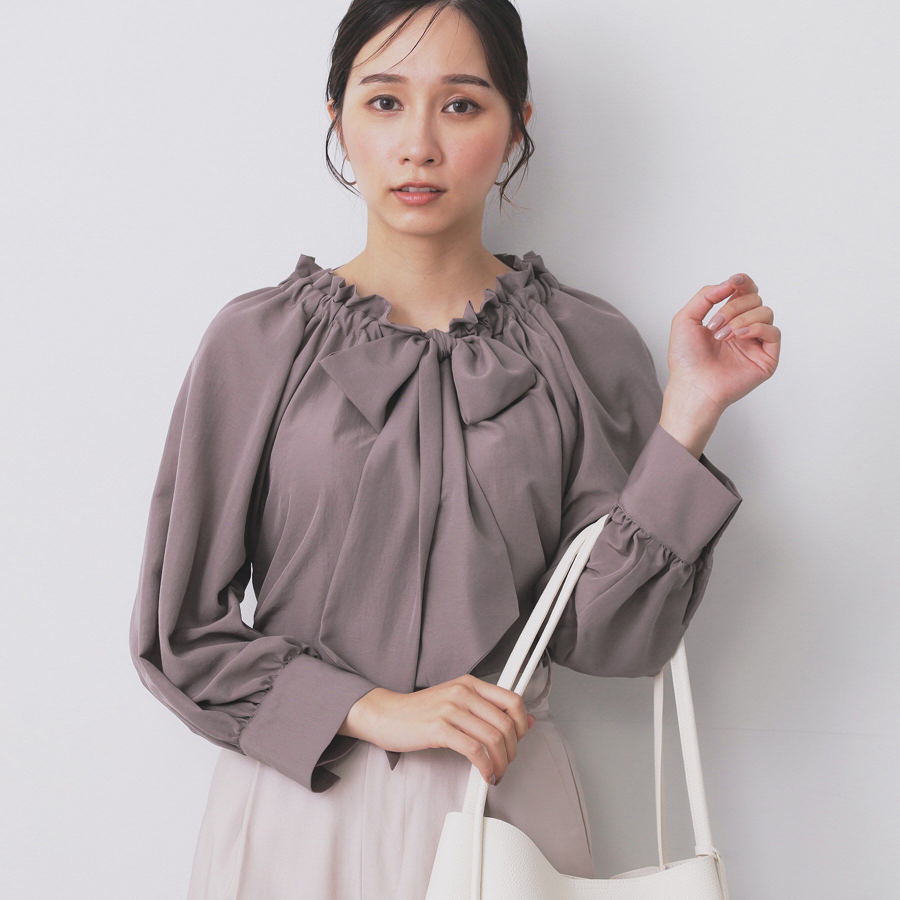 index「ボウタイフリルギャザーブラウス【洗濯機OK】」|シャツ・ブラウス|トープ(054)
