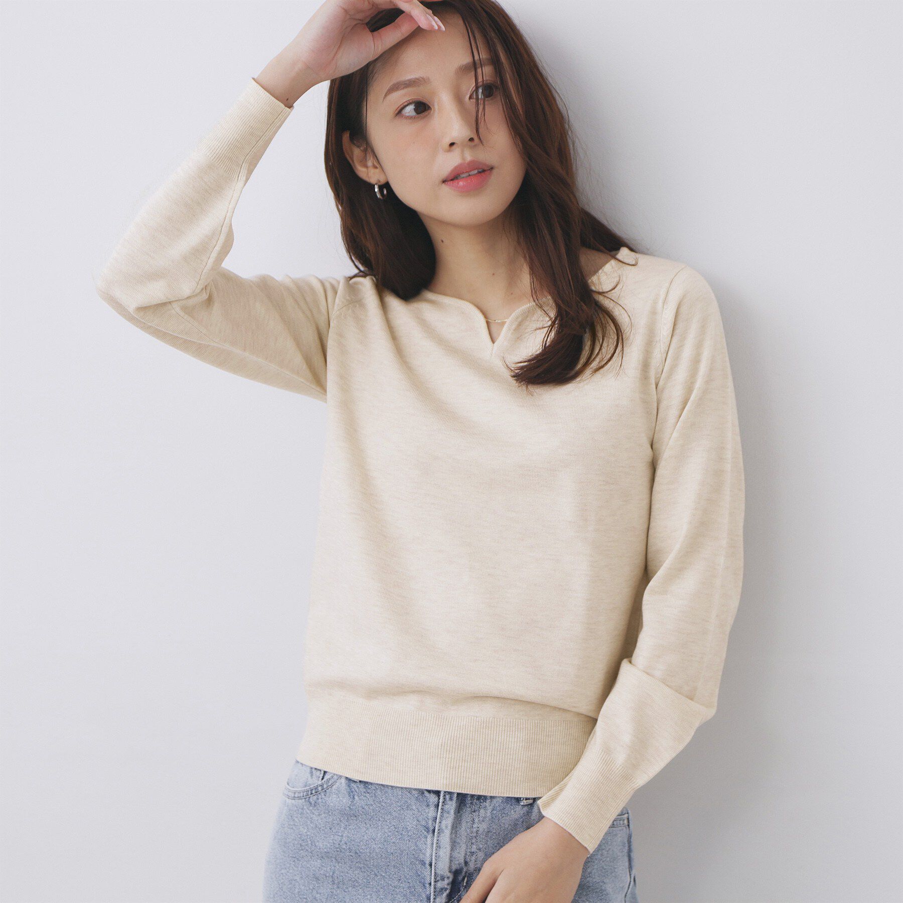 index「ゴールドパーツ付きハートネックニット【洗濯機OK】」|ニット・セーター|グレージュ(850)