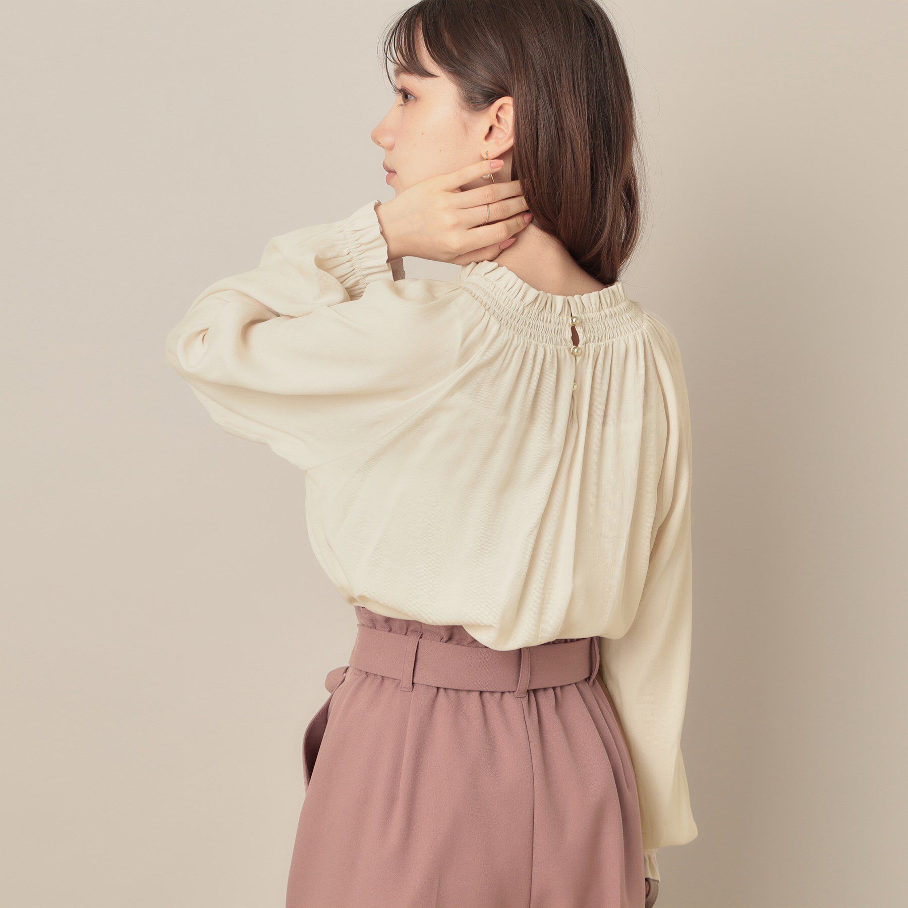 Couture broach「【きれいめ・通勤】RTピケ前後2WAYシャーリングブラウス」|シャツ・ブラウス|