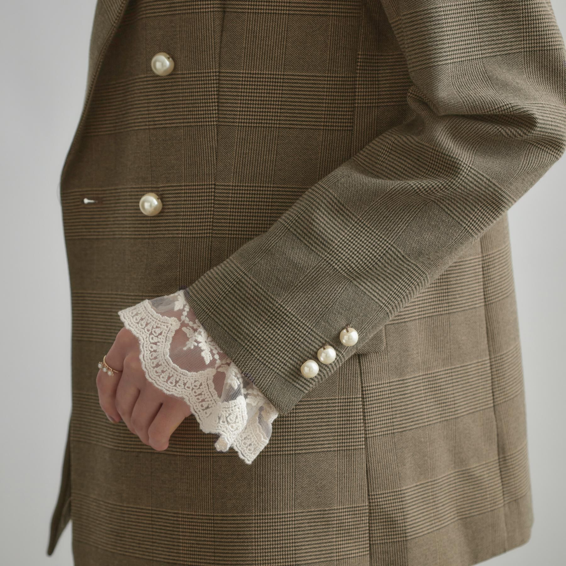 Couture broach「【高見え・きれいめ・通勤】レースカフス パール調釦テーラードジャケット」|テーラードジャケット|