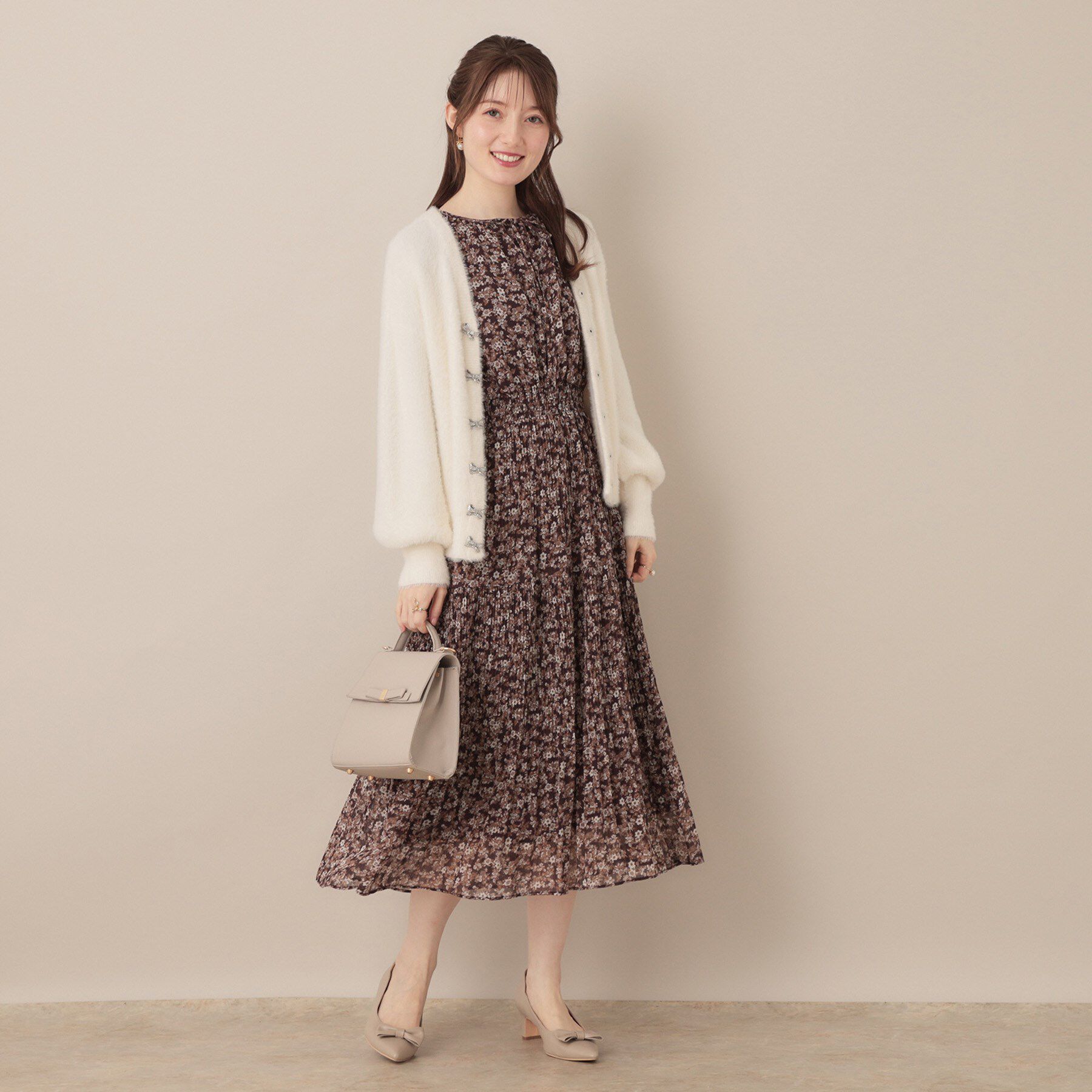 Couture broach「【高見え・大人可愛い】ビジューリボン釦 前後2WAYフェザーカーディガントップス」|カーディガン|