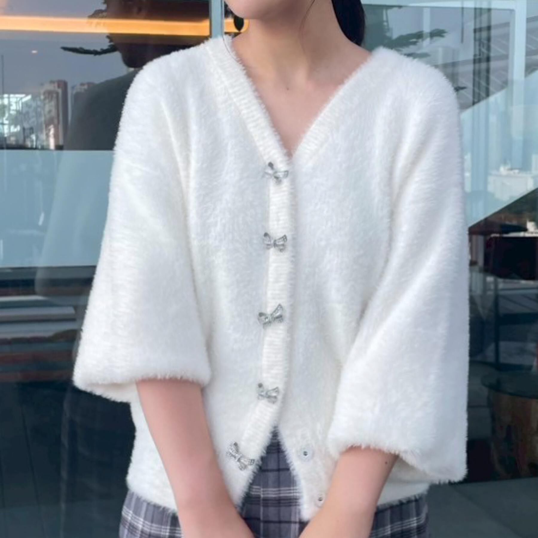 Couture broach「【高見え・大人可愛い】ビジューリボン釦 前後2WAYフェザーカーディガントップス」|カーディガン|