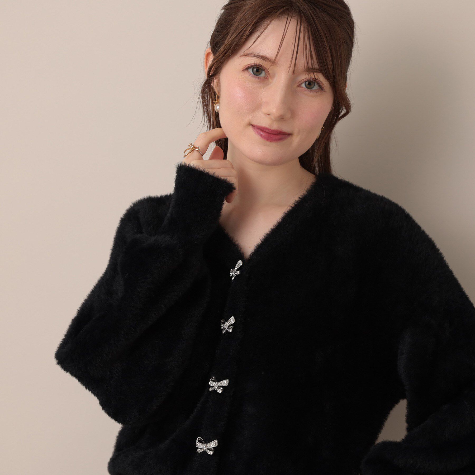 Couture broach「【高見え・大人可愛い】ビジューリボン釦 前後2WAYフェザーカーディガントップス」|カーディガン|ブラック(019)