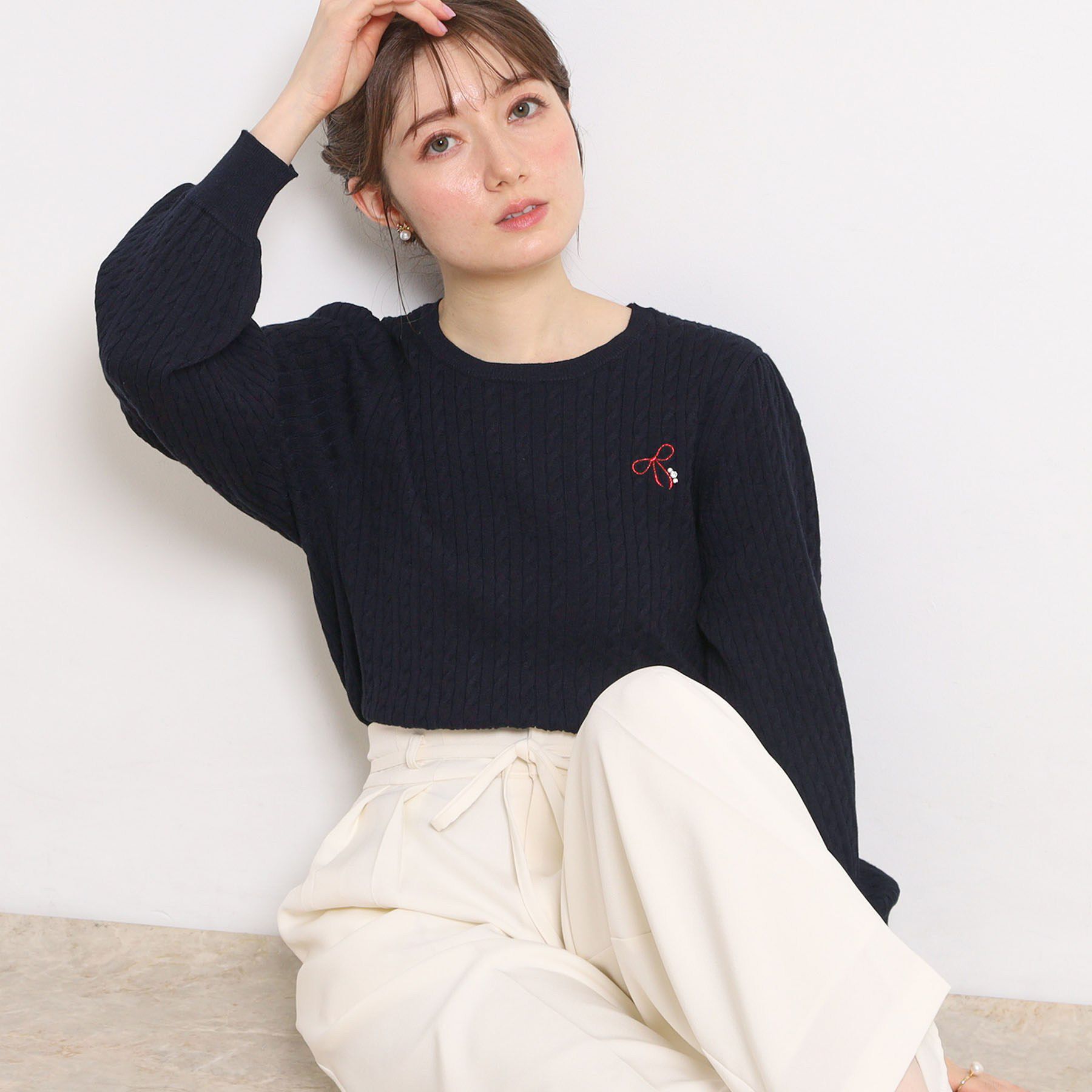 Couture broach「リボンエンブロ細ケーブルニット」|ニット・セーター|