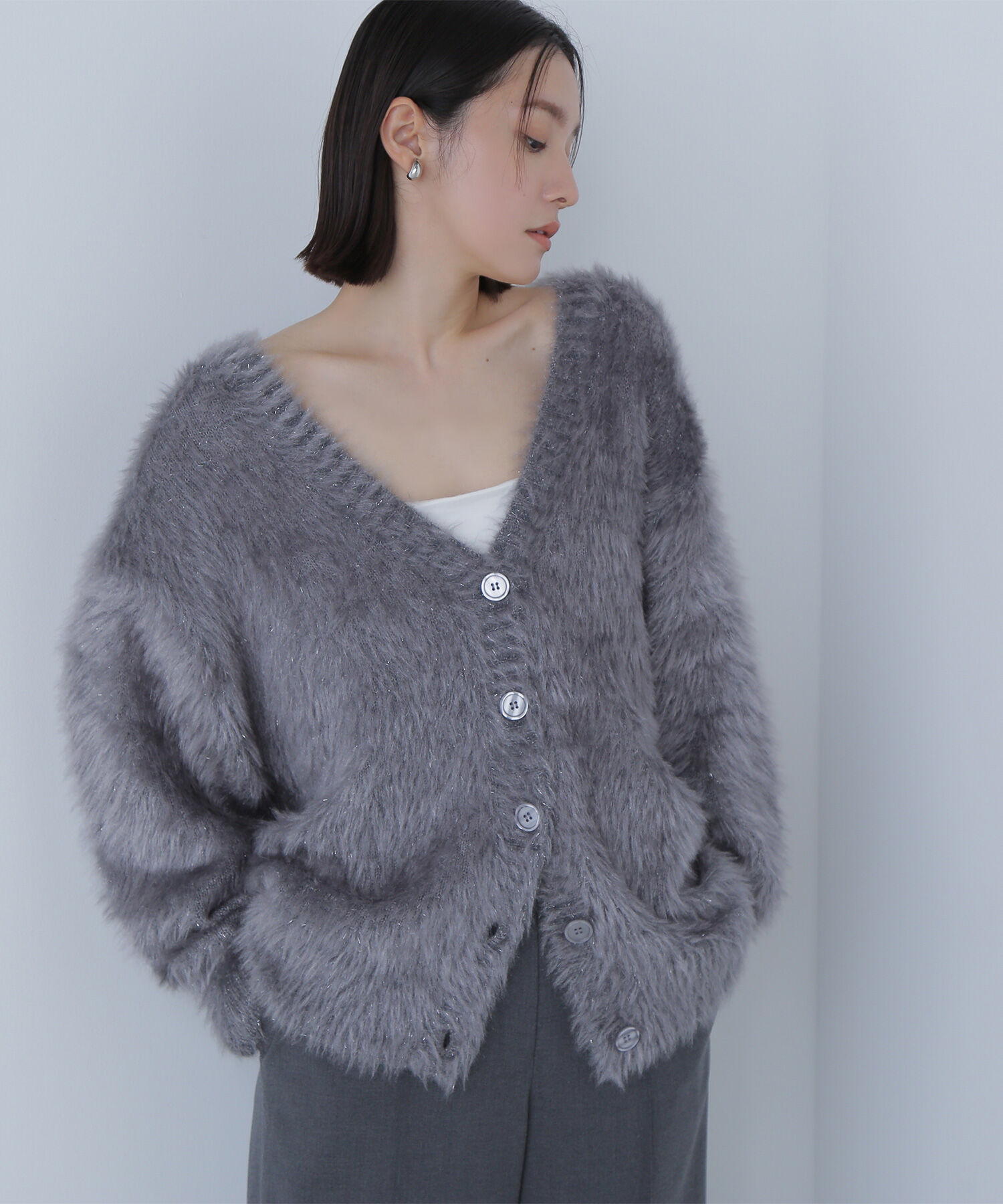  「ヘアリーラメニットシリーズ Vネックカーディガン」|ニット・セーター|チャコール1