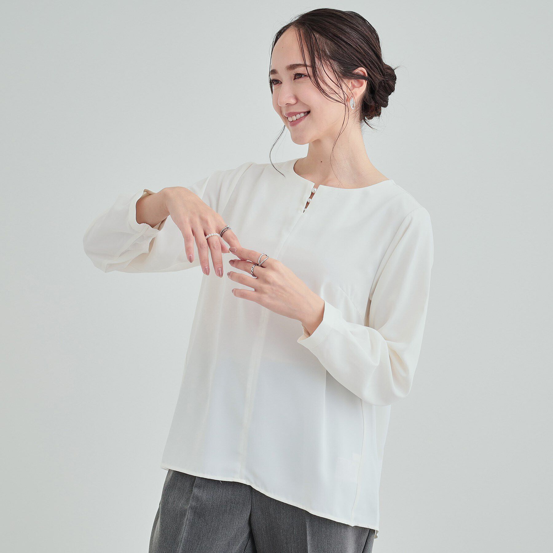 SHOO･LA･RUE「【通勤/セレモニー】華やかさをプラスする パール調キーネックブラウス」|シャツ・ブラウス|オフホワイト(003