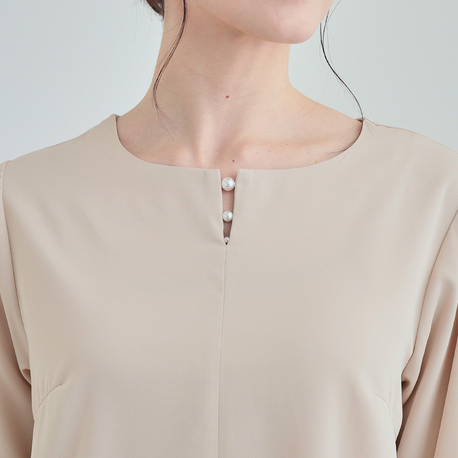 SHOO･LA･RUE「【通勤/セレモニー】華やかさをプラスする パール調キーネックブラウス」|シャツ・ブラウス|