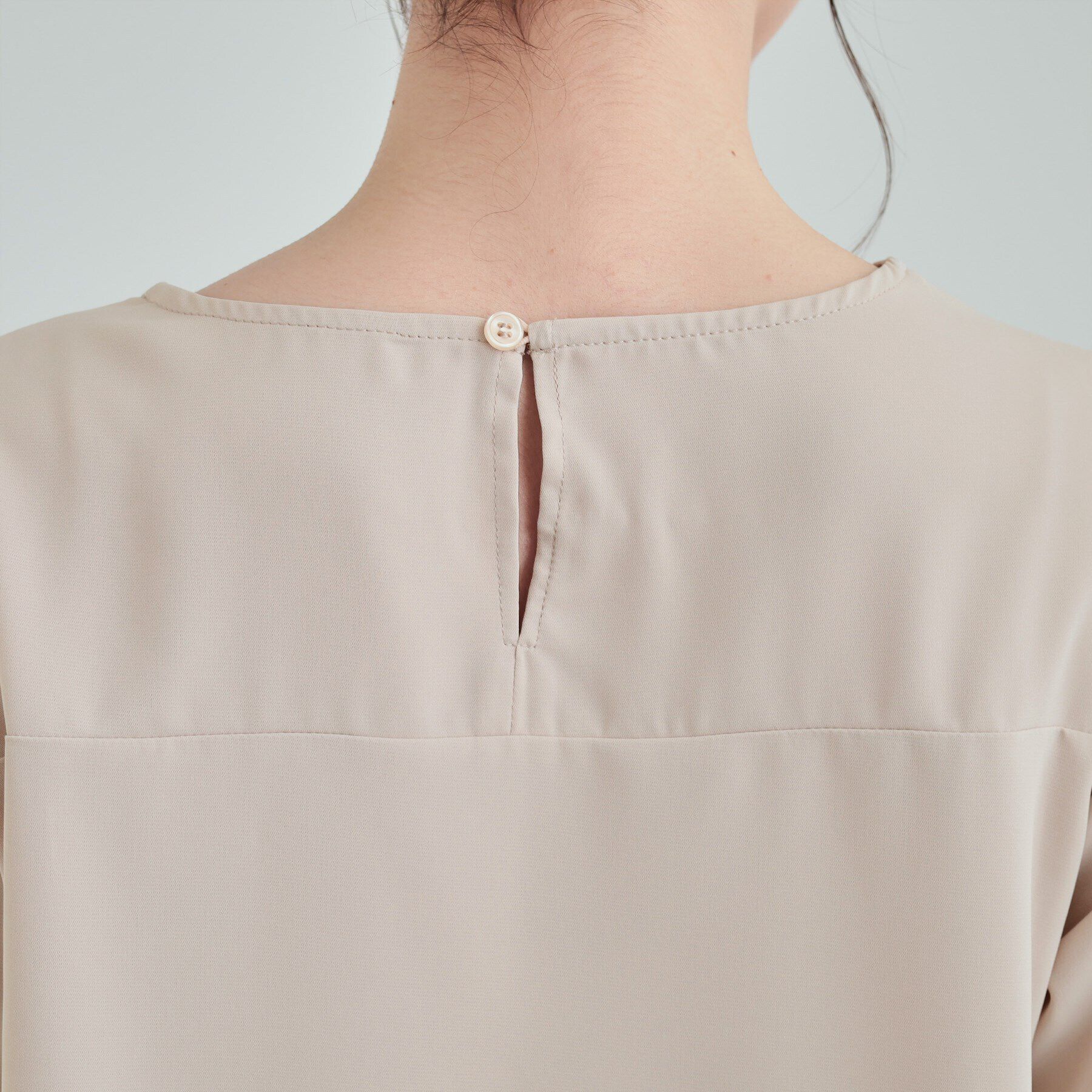 SHOO･LA･RUE「【通勤/セレモニー】華やかさをプラスする パール調キーネックブラウス」|シャツ・ブラウス|