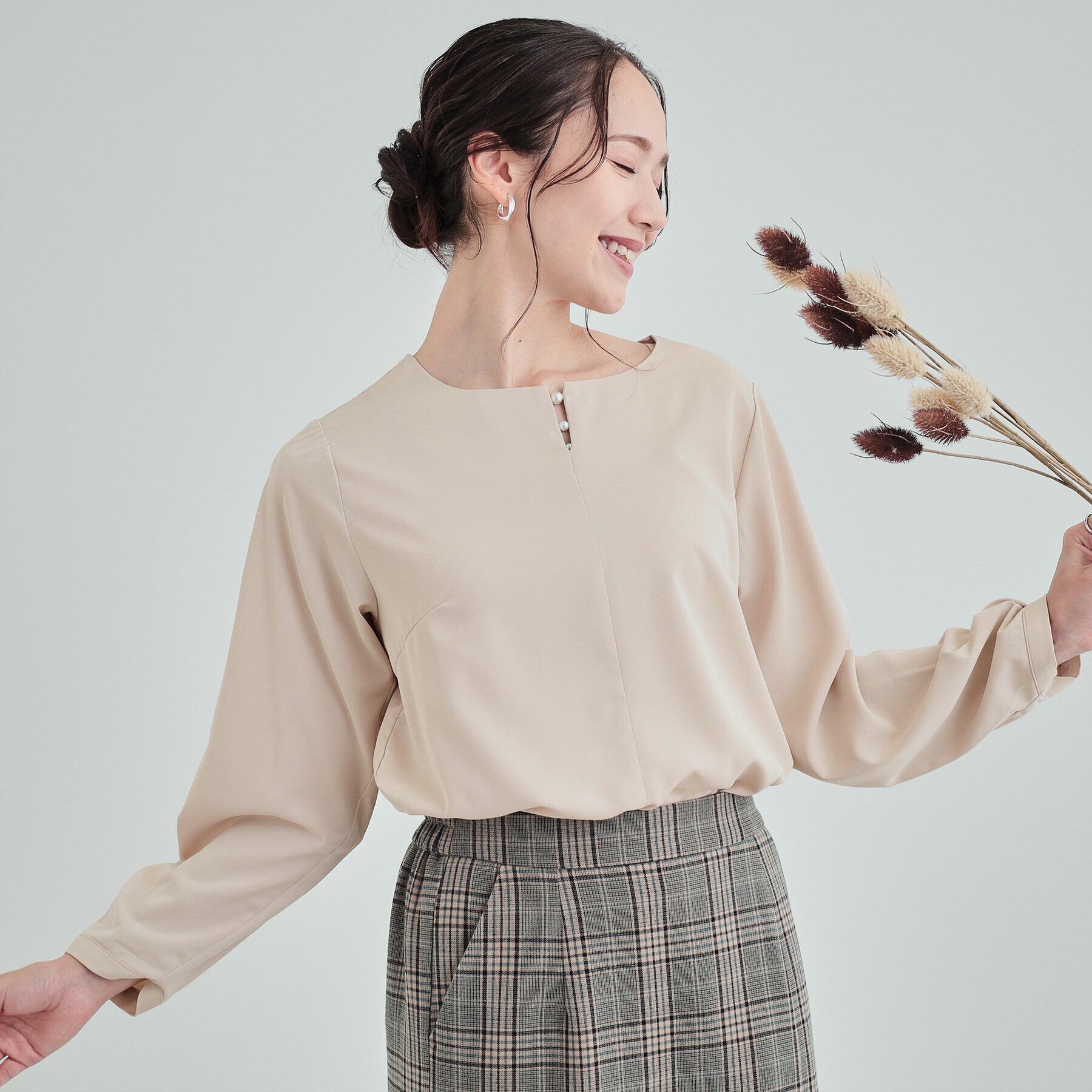 SHOO･LA･RUE「【通勤/セレモニー】華やかさをプラスする パール調キーネックブラウス」|シャツ・ブラウス|ベージュ(052)