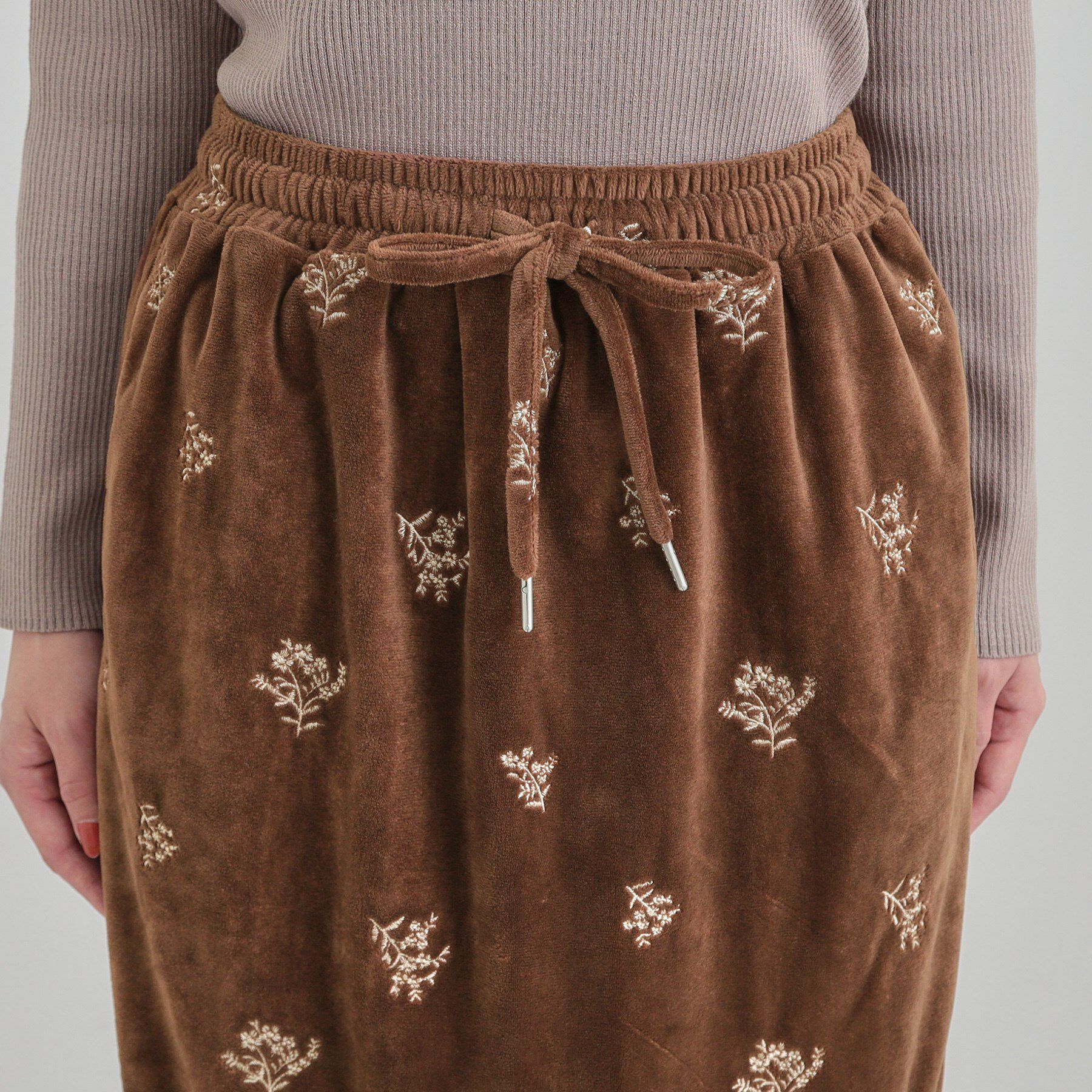 SHOO･LA･RUE「大人な小花柄が魅力の 刺繍ベロア調ナロースカート」|スカート|