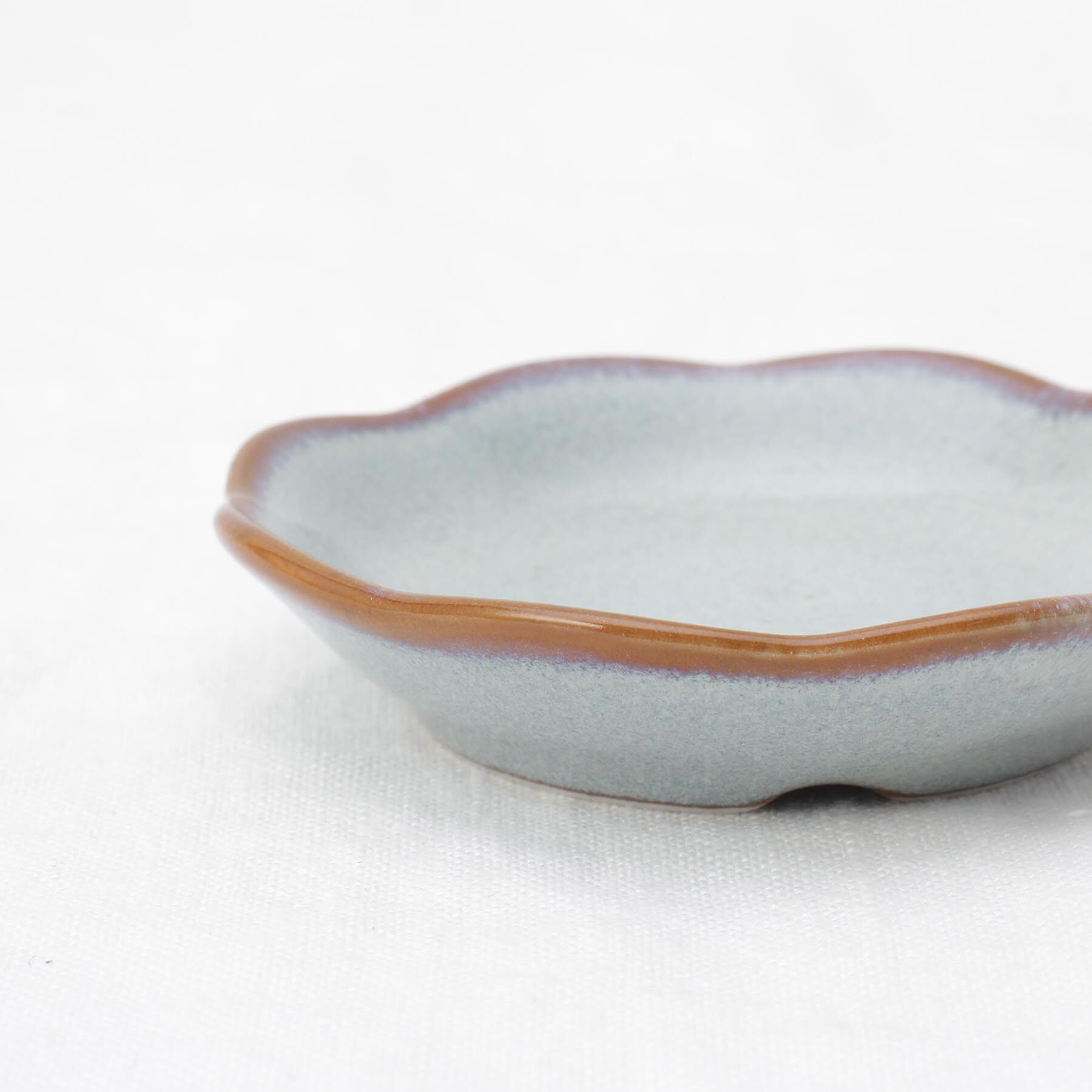 212 KITCHEN STORE「ケイプ 梅形豆皿 ライトグレー」|食器・キッチングッズ|