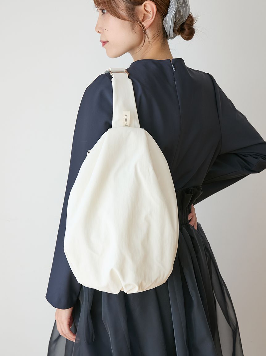 emmi atelier「撥水 クロスボディショルダーバッグ」|ショルダー・メッセンジャー|