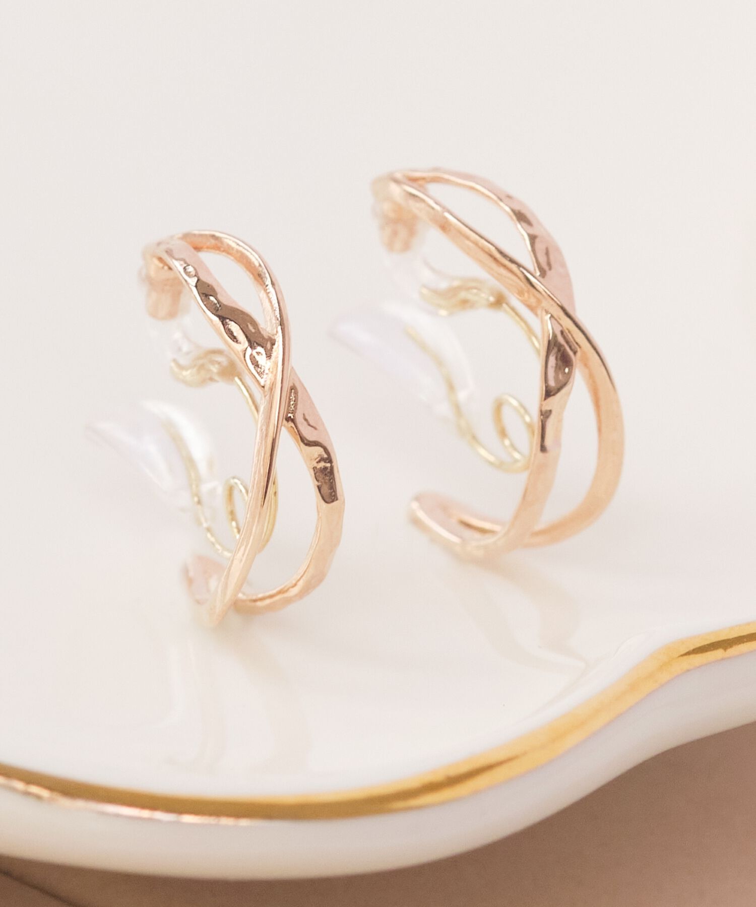 Phoebe「【シリーズ累計販売10000点突破】痛くないシリーズ クロスフープクリスタルループフィットイヤリング」|イヤリング|