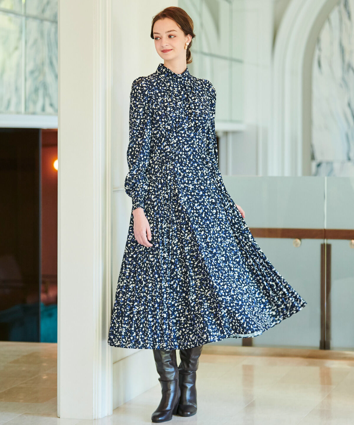 アンドクチュール「ジオメドットプリントプリーツワンピース」|ワンピース|ネイビー