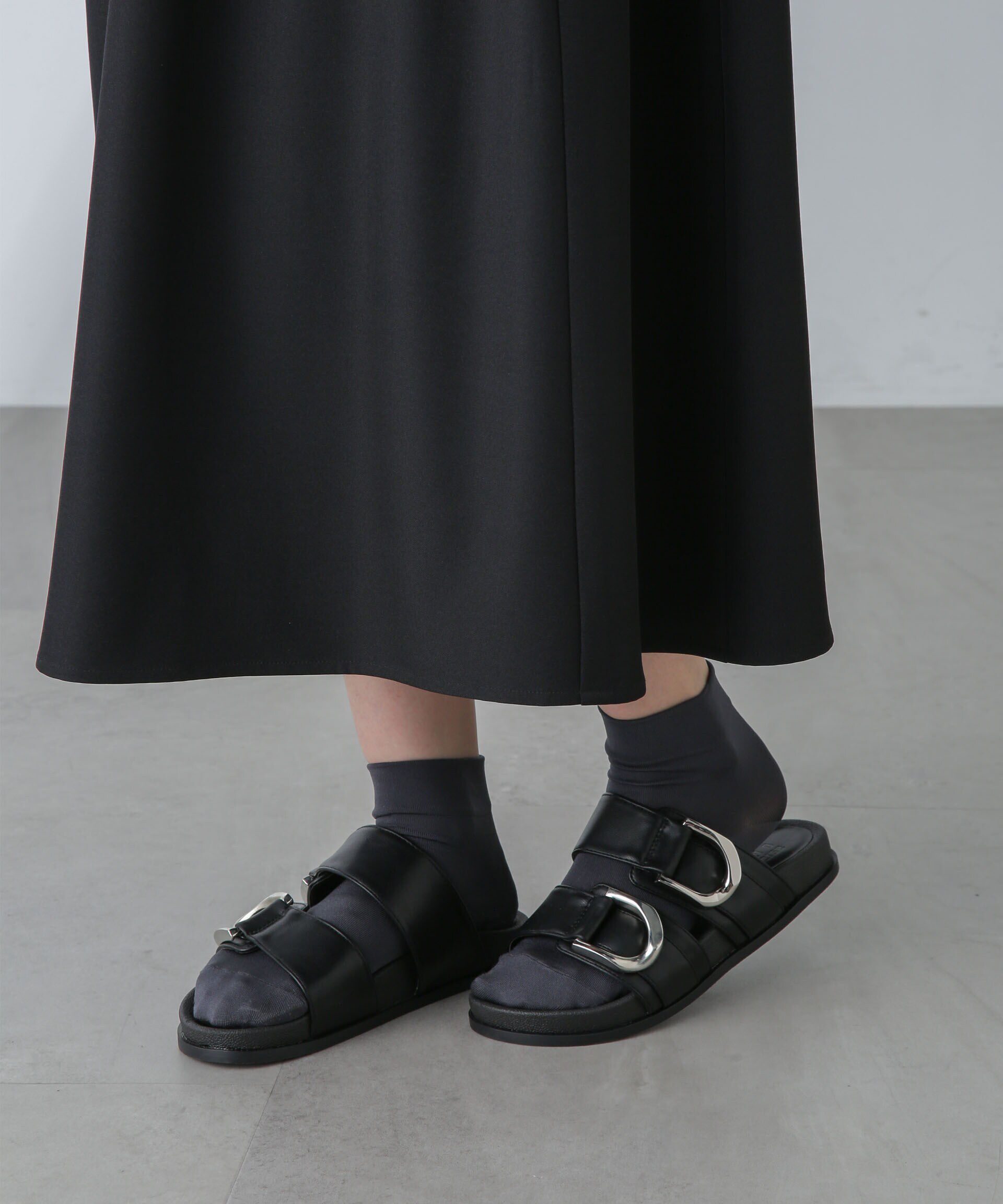 nano･universe「メタルバックルベルテッドサンダル」|サンダル|ブラック