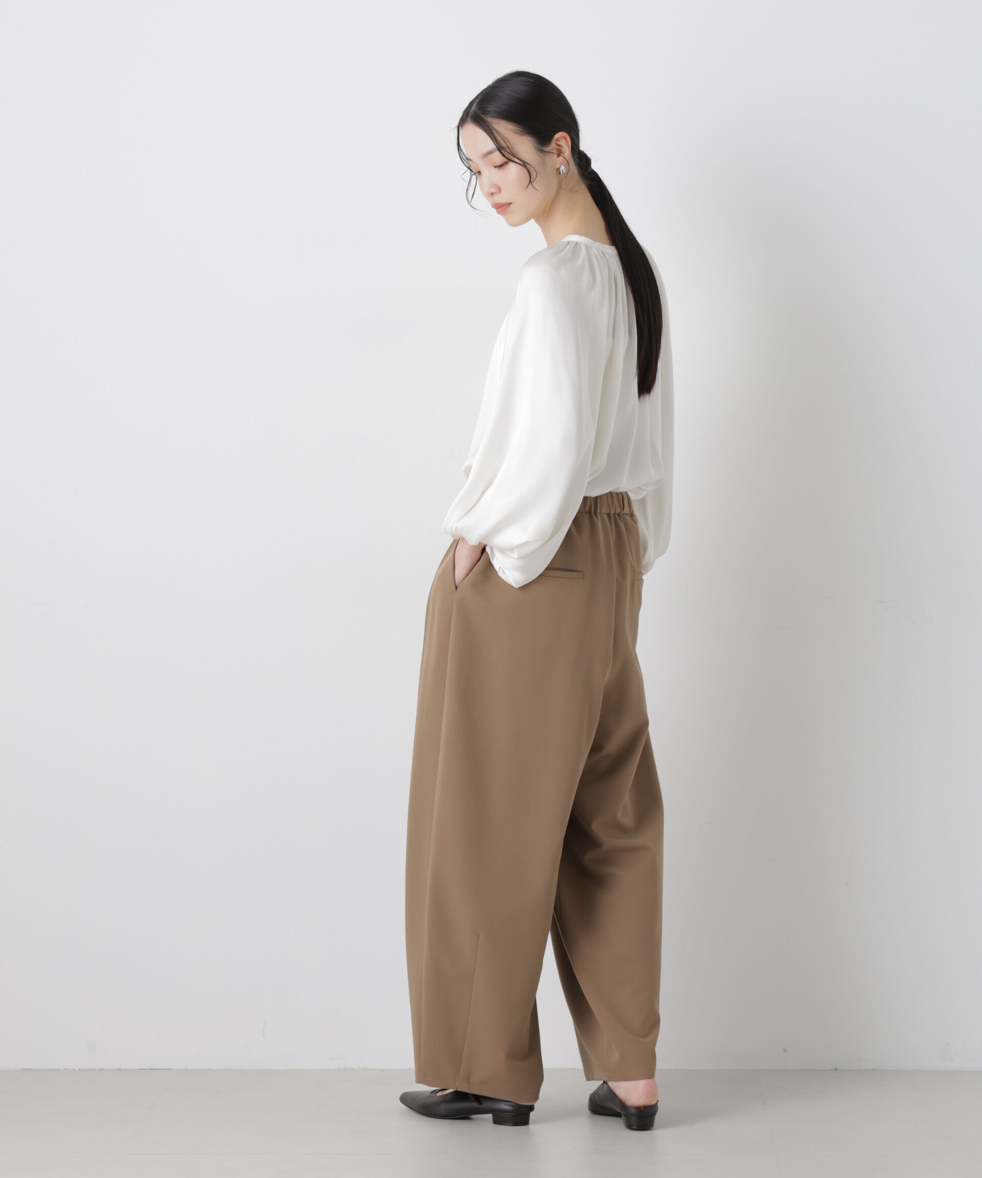 nano･universe「前後2wayサテンボリュームスリーブブラウス」|シャツ・ブラウス|