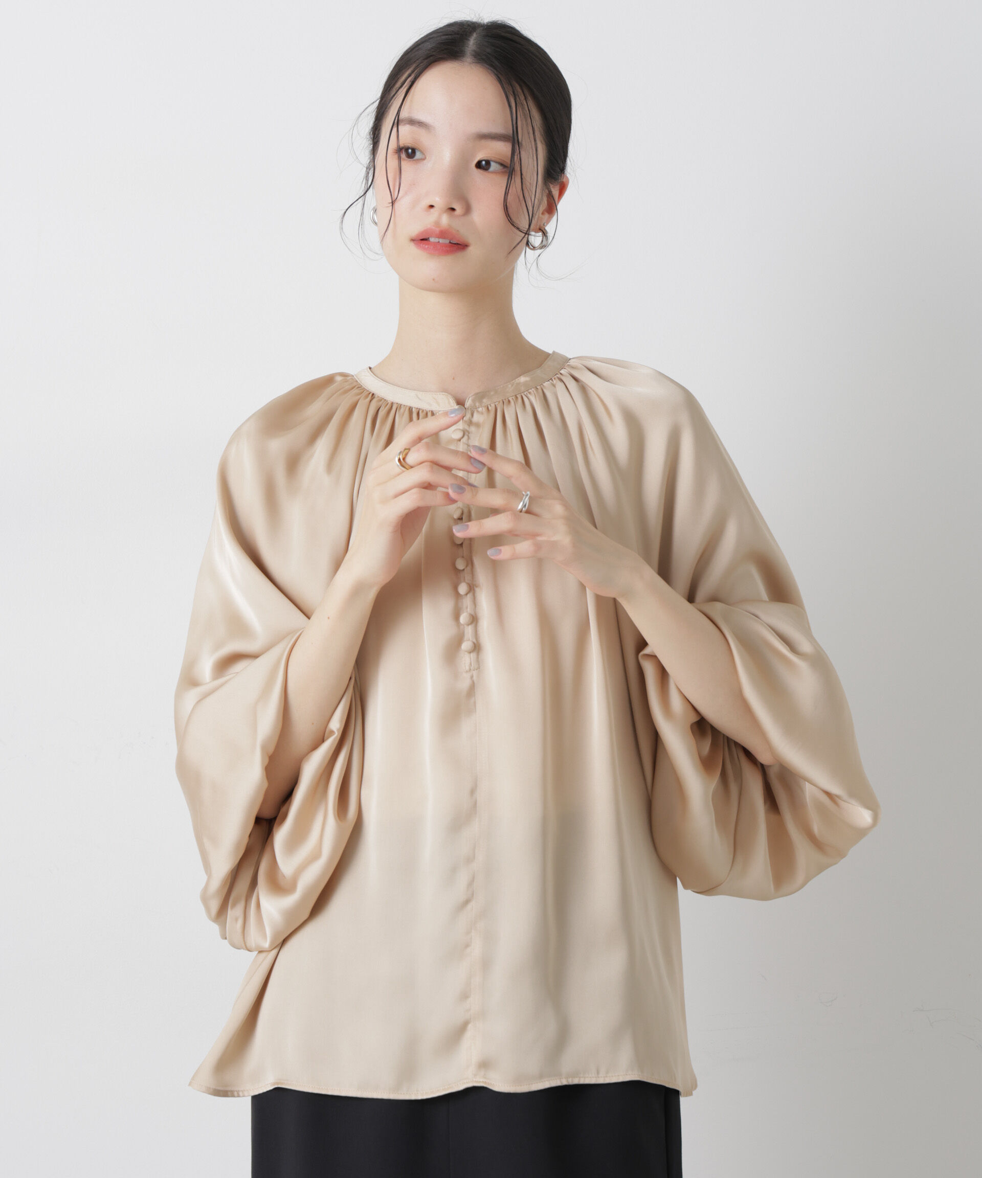 nano･universe「前後2wayサテンボリュームスリーブブラウス」|シャツ・ブラウス|ベージュ