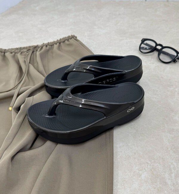 fredy emue「【OOFOS/ウーフォス】Oomega Luxe」|サンダル|ブラック