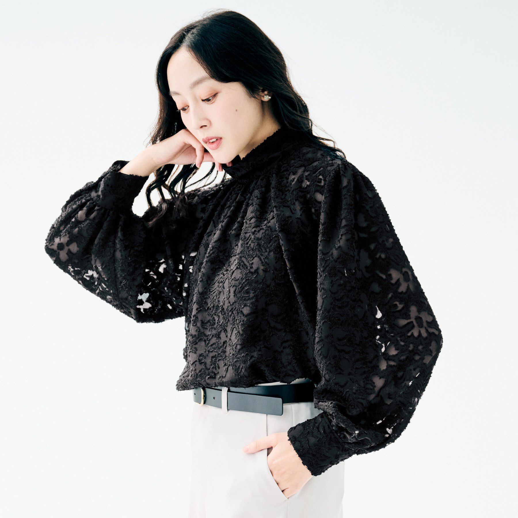 UNTITLED「【セレモニー/洗える/シアー】カットジャカード ボウタイブラウス」|シャツ・ブラウス|