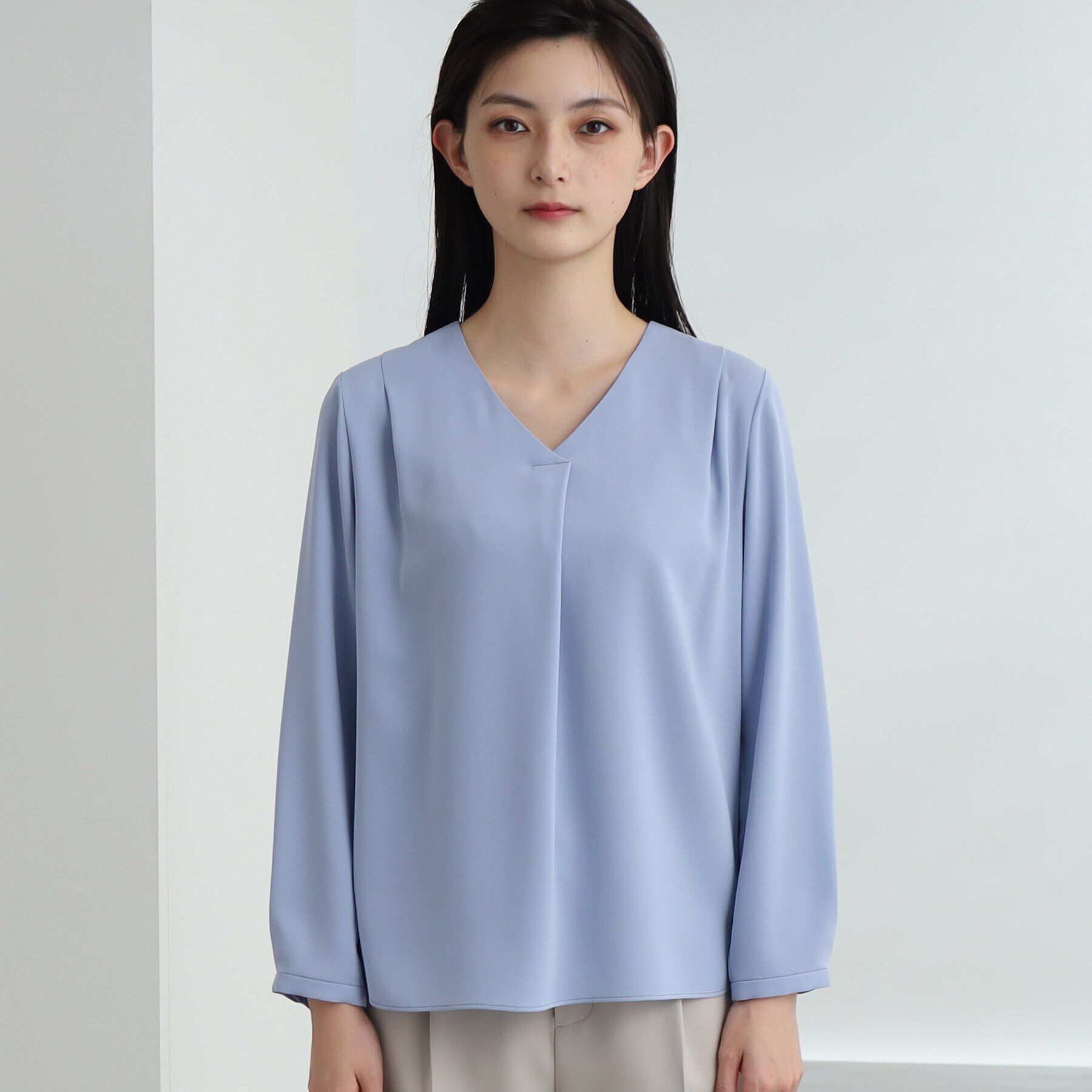 INDIVI「【洗える/通勤/UV/吸水速乾】Vネックブラウス」|シャツ・ブラウス|