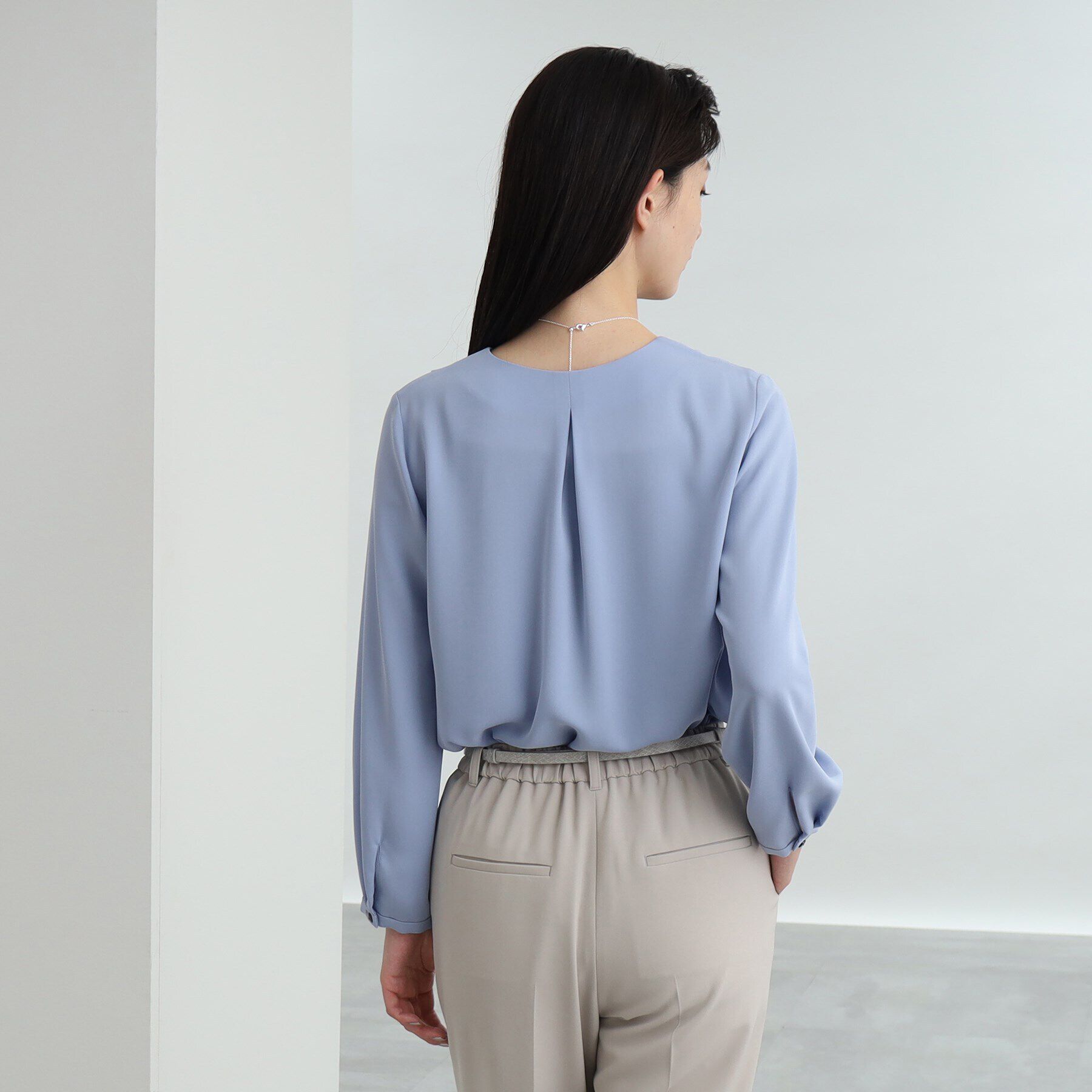 INDIVI「【洗える/通勤/UV/吸水速乾】Vネックブラウス」|シャツ・ブラウス|