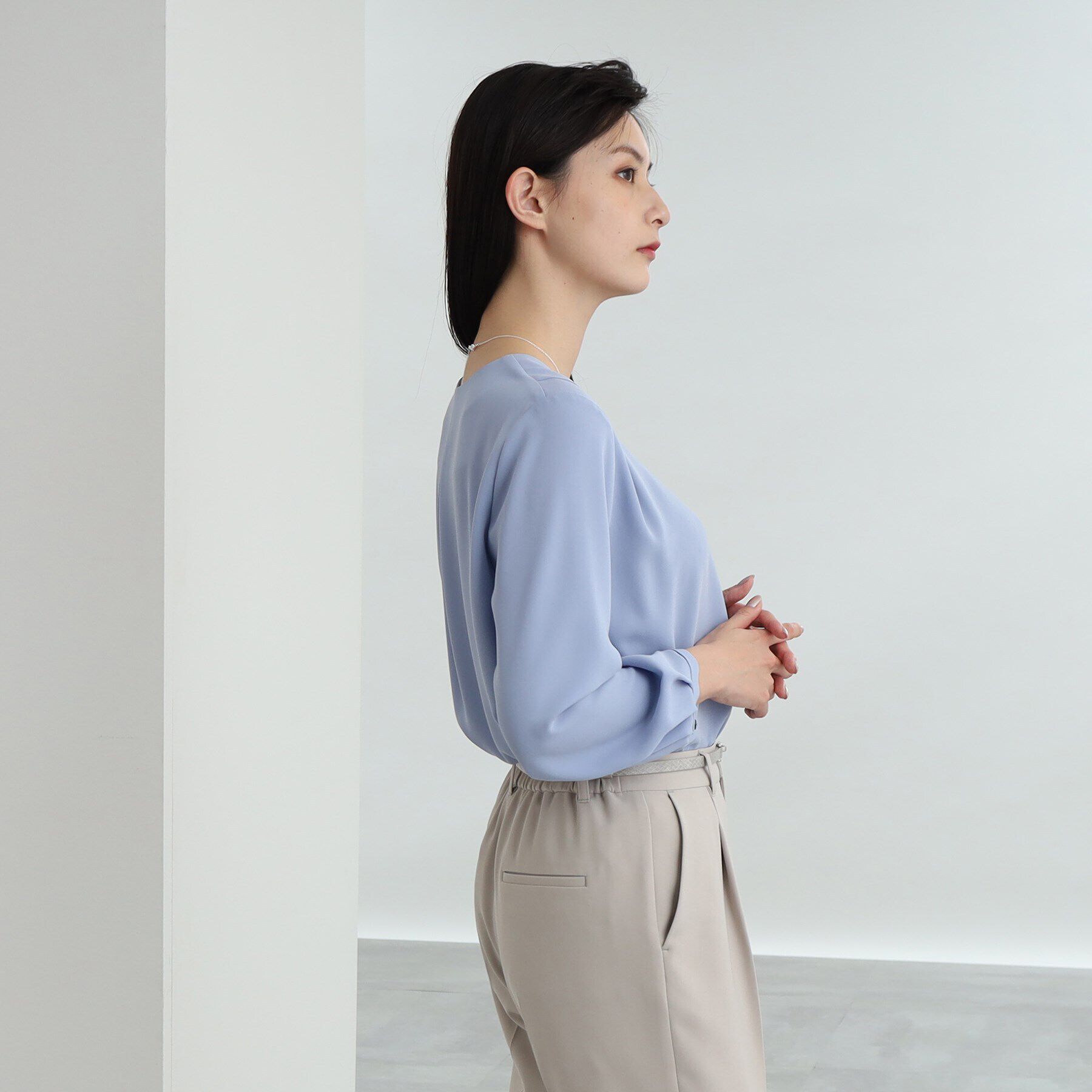 INDIVI「【洗える/通勤/UV/吸水速乾】Vネックブラウス」|シャツ・ブラウス|