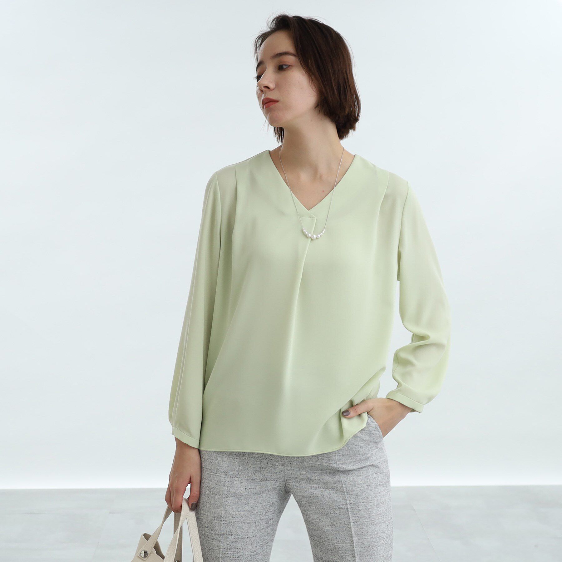 INDIVI「【洗える/通勤/UV/吸水速乾】Vネックブラウス」|シャツ・ブラウス|イエローグリーン(6