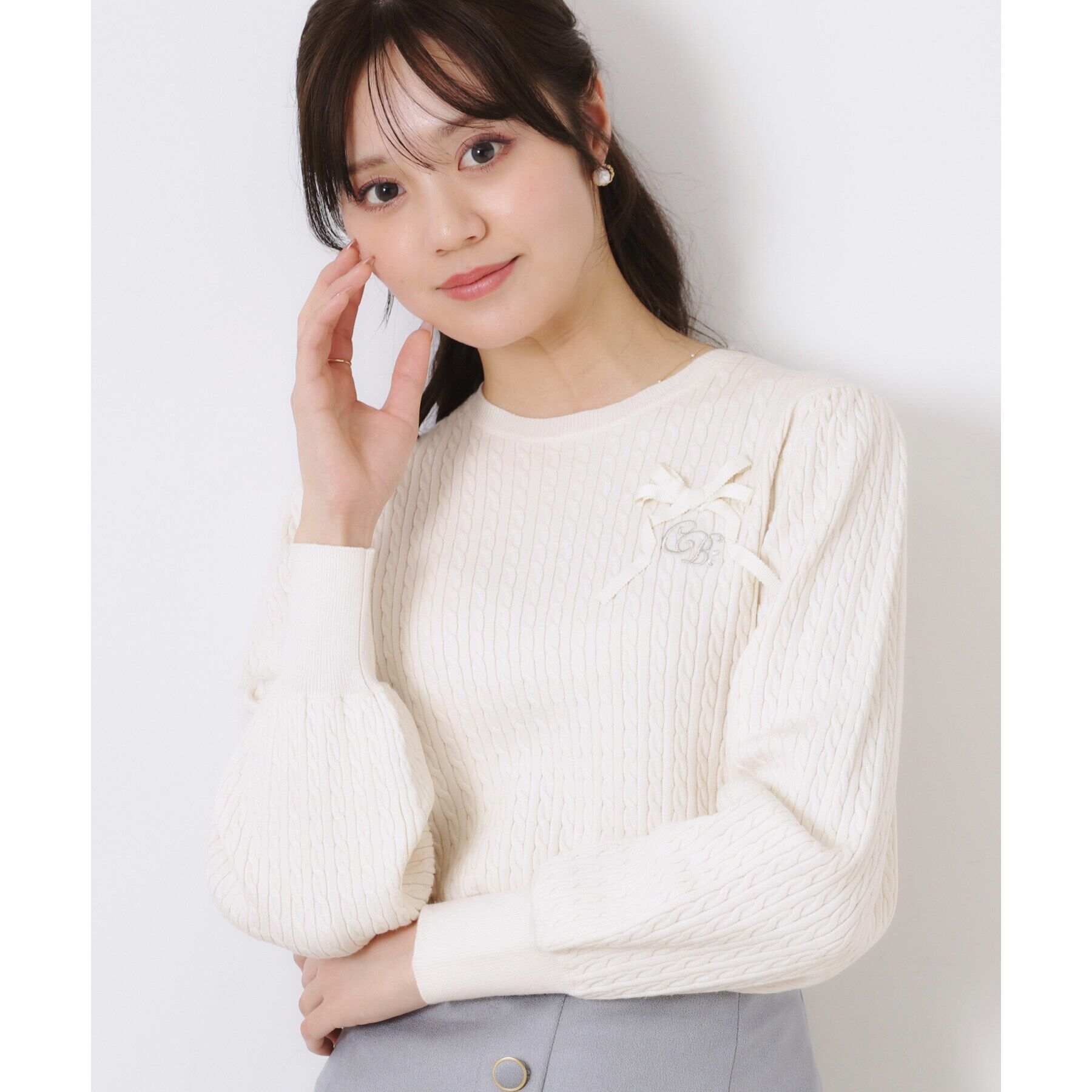 Couture broach「【きれいめカジュアル/通勤】細ケーブルリボン刺繍ロゴニット」|ニット・セーター|オフホワイト(003